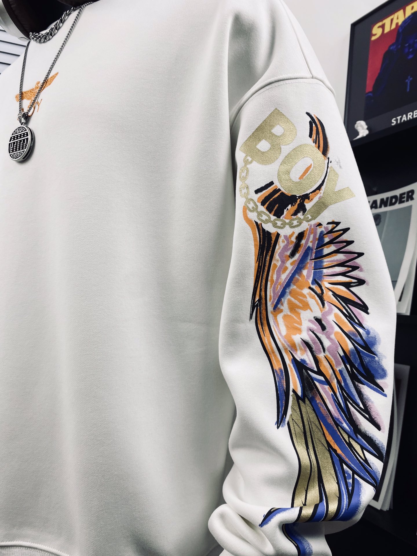 💰130
BOY LONDON25新款炫彩大翅膀宽松卫衣🌻
⚠️高品质 重工出品 快手 抖音 得物app热门📕 转发即卖📛一体落肩袖 工艺使用日本全进口炫彩3D雕刻而成，🌿🌿进口巴腾浆料、专柜随意对比！💫超A超立体 区别市场低版本上身柔软舒适透气 做工精致 完美走线💞老鹰神秘之眼组合 西方神秘感十足  奢华尽显 吸睛亮眼  男女情侣款 上身舒适 实物更加好看 仙女🧚🏻‍♀️猛男💪🏽必备款哦 简直不要太耀眼🌟
Color：图片色
Size  ：M L XL XXL         
         衣长        胸围       袖长
M       68          128         60
L        70          132          61
XL      72          136         62
XXL   74           140         63
（os版型 落肩袖设计 手工测量存在1~2cm误差）