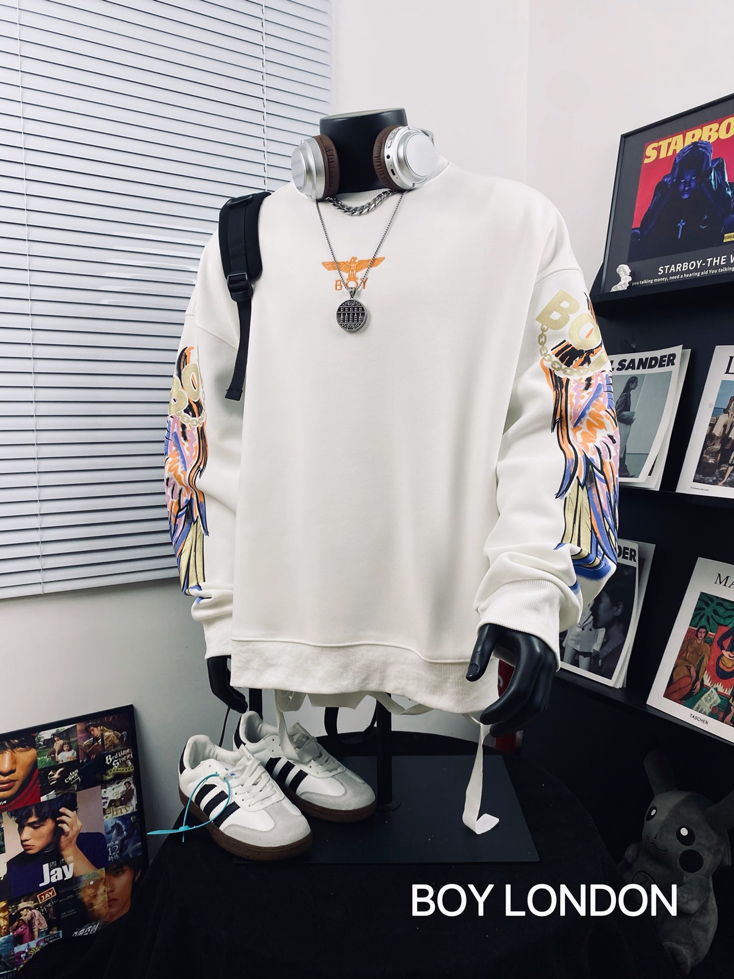 💰130
BOY LONDON25新款炫彩大翅膀宽松卫衣🌻
⚠️高品质 重工出品 快手 抖音 得物app热门📕 转发即卖📛一体落肩袖 工艺使用日本全进口炫彩3D雕刻而成，🌿🌿进口巴腾浆料、专柜随意对比！💫超A超立体 区别市场低版本上身柔软舒适透气 做工精致 完美走线💞老鹰神秘之眼组合 西方神秘感十足  奢华尽显 吸睛亮眼  男女情侣款 上身舒适 实物更加好看 仙女🧚🏻‍♀️猛男💪🏽必备款哦 简直不要太耀眼🌟
Color：图片色
Size  ：M L XL XXL         
         衣长        胸围       袖长
M       68          128         60
L        70          132          61
XL      72          136         62
XXL   74           140         63
（os版型 落肩袖设计 手工测量存在1~2cm误差）