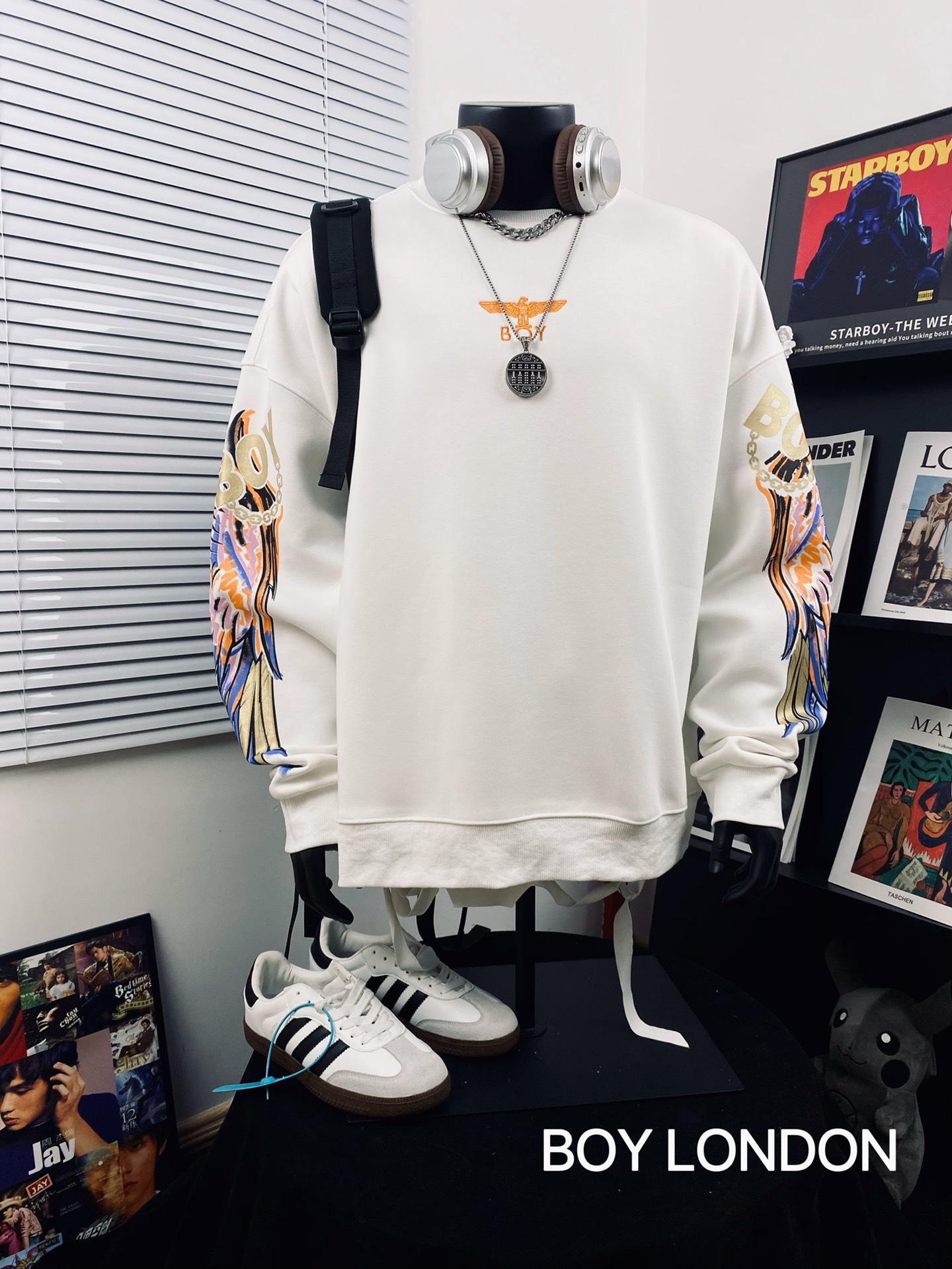 💰130
BOY LONDON25新款炫彩大翅膀宽松卫衣🌻
⚠️高品质 重工出品 快手 抖音 得物app热门📕 转发即卖📛一体落肩袖 工艺使用日本全进口炫彩3D雕刻而成，🌿🌿进口巴腾浆料、专柜随意对比！💫超A超立体 区别市场低版本上身柔软舒适透气 做工精致 完美走线💞老鹰神秘之眼组合 西方神秘感十足  奢华尽显 吸睛亮眼  男女情侣款 上身舒适 实物更加好看 仙女🧚🏻‍♀️猛男💪🏽必备款哦 简直不要太耀眼🌟
Color：图片色
Size  ：M L XL XXL         
         衣长        胸围       袖长
M       68          128         60
L        70          132          61
XL      72          136         62
XXL   74           140         63
（os版型 落肩袖设计 手工测量存在1~2cm误差）