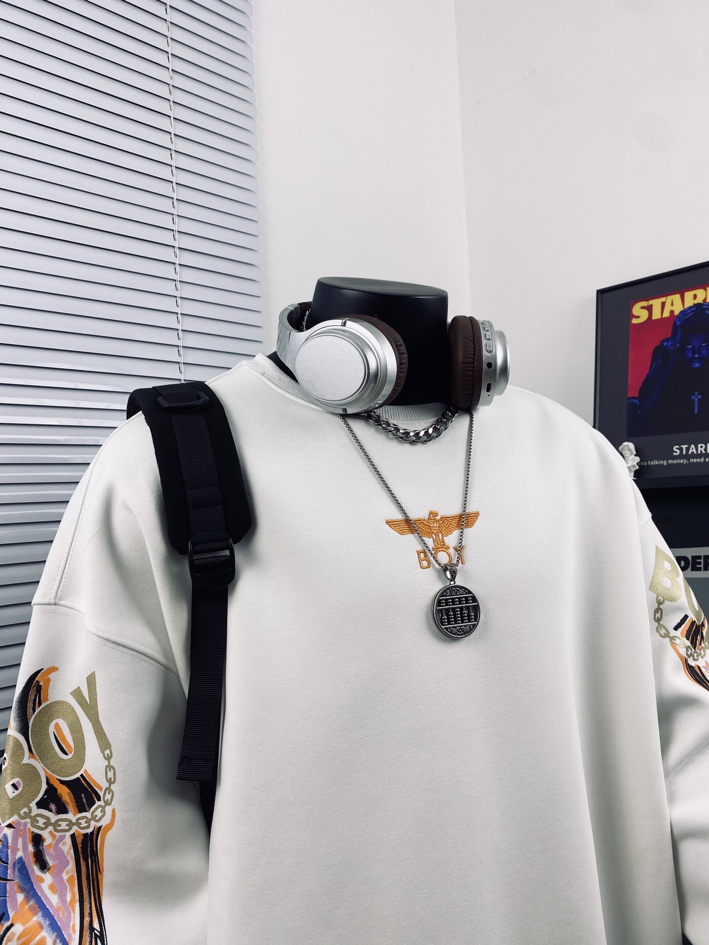 💰130
BOY LONDON25新款炫彩大翅膀宽松卫衣🌻
⚠️高品质 重工出品 快手 抖音 得物app热门📕 转发即卖📛一体落肩袖 工艺使用日本全进口炫彩3D雕刻而成，🌿🌿进口巴腾浆料、专柜随意对比！💫超A超立体 区别市场低版本上身柔软舒适透气 做工精致 完美走线💞老鹰神秘之眼组合 西方神秘感十足  奢华尽显 吸睛亮眼  男女情侣款 上身舒适 实物更加好看 仙女🧚🏻‍♀️猛男💪🏽必备款哦 简直不要太耀眼🌟
Color：图片色
Size  ：M L XL XXL         
         衣长        胸围       袖长
M       68          128         60
L        70          132          61
XL      72          136         62
XXL   74           140         63
（os版型 落肩袖设计 手工测量存在1~2cm误差）