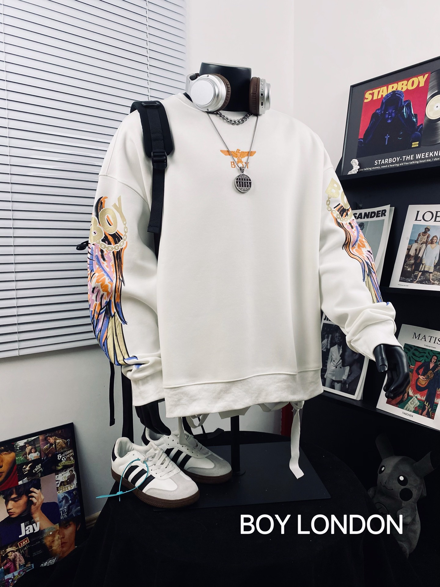 💰130
BOY LONDON25新款炫彩大翅膀宽松卫衣🌻
⚠️高品质 重工出品 快手 抖音 得物app热门📕 转发即卖📛一体落肩袖 工艺使用日本全进口炫彩3D雕刻而成，🌿🌿进口巴腾浆料、专柜随意对比！💫超A超立体 区别市场低版本上身柔软舒适透气 做工精致 完美走线💞老鹰神秘之眼组合 西方神秘感十足  奢华尽显 吸睛亮眼  男女情侣款 上身舒适 实物更加好看 仙女🧚🏻‍♀️猛男💪🏽必备款哦 简直不要太耀眼🌟
Color：图片色
Size  ：M L XL XXL         
         衣长        胸围       袖长
M       68          128         60
L        70          132          61
XL      72          136         62
XXL   74           140         63
（os版型 落肩袖设计 手工测量存在1~2cm误差）