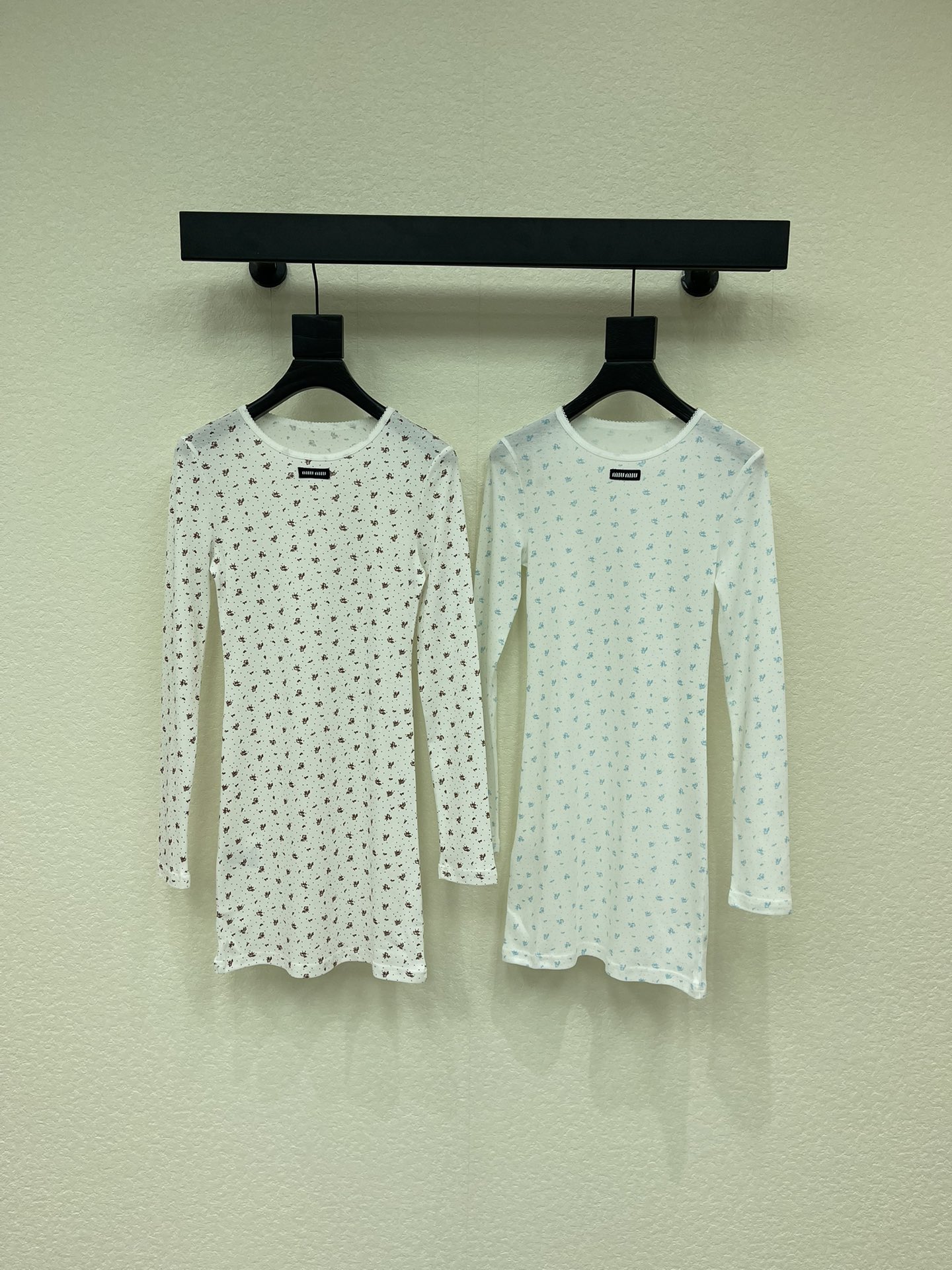 NO:578711,Miumi*26 new early spring floral long bottoming long-sleeved dress. This floral top is really unique. It can be worn in N ways with one single item. Pair it with wide-leg jeans for a lazy and casual look. It instantly makes Korean women look at each other~ The universal and versatile king, wear it under a coat in winter to reveal the floral lace. It is full of sophistication!  Customized yb stretch cotton printed fabric, close-fitting and comfortable fit, body-modifying proportions, 1:1 fit + great material, color pink/blue, size SML, miumiu, skirts, jeans, jackets & coats, alexander wang19860909Miumi*26早春新款碎花长款打底长袖连衣裙 这件碎花上衣真的绝绝子 一件单品居然解锁N种穿法 搭配阔腿牛仔裤慵懒随性 瞬间韩女即视感～万能百搭王冬天搭在外套里露出碎花边边 精致度拉满！定制yb弹力棉质印花面料 贴身舒适版型上身修饰身材比例 1:1版型+材质超赞 颜色粉花/蓝花 尺码SML,,miumiu,skirts,jeans,jackets & coats,alexander wang,Women's clothing