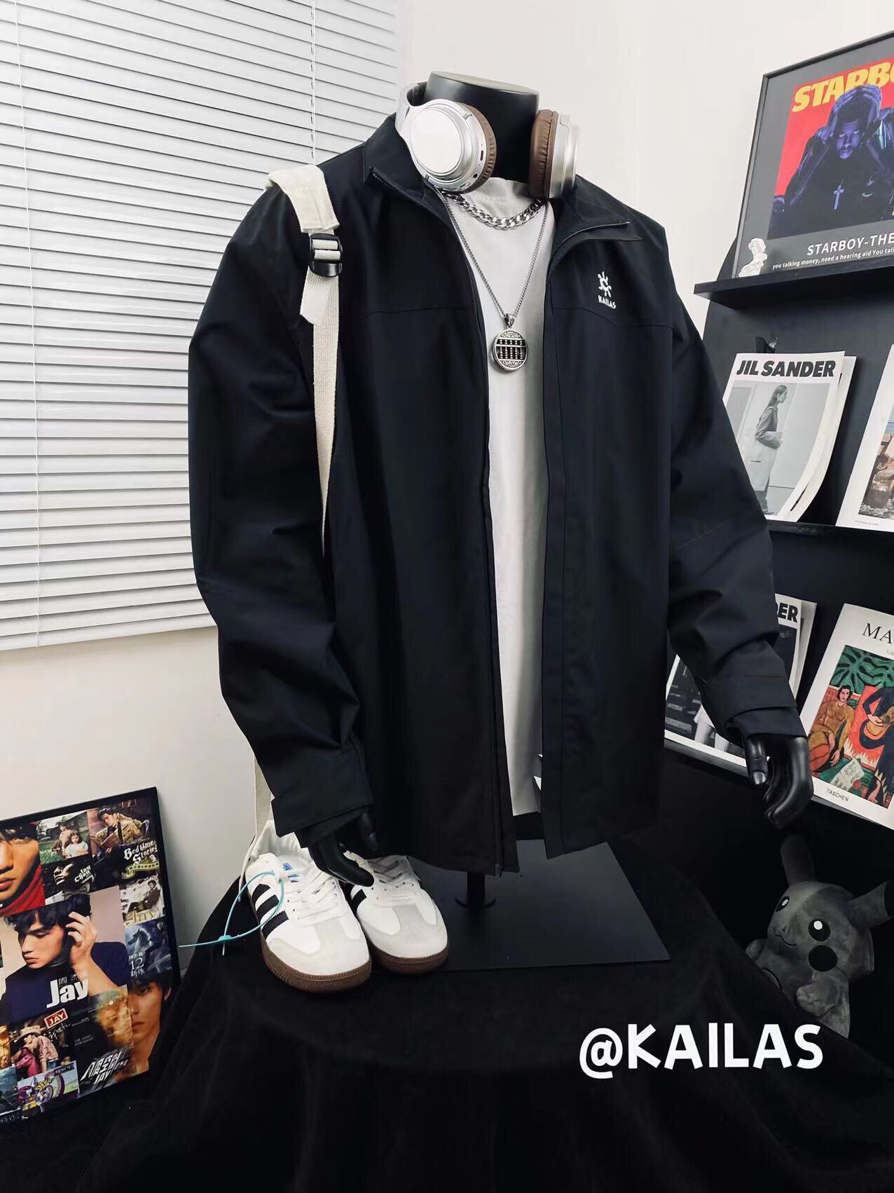 💰130
KAILAS凯乐石25ss运动户外训练休闲夹克🎈
男女同款👫 爆款上线✅ 简直好看到爆了 版型绝佳超极好看 必入强烈种草款 小红📕流量爆款 明星同款 💥潮流百搭💓 甄选进口高密度三防面料 品质好不起皱 抗油污 登山户外必备装 防风保暖 放心入手面料品质包满意 上身质感版型满分，做工细节满满！面料柔软舒适 耐穿 上身可萌🉑️欲 真正的百搭神器！😏让你走在时尚潮流的前线💥 网红潮流必入款！赶快入手啦🛒 
颜色：酷黑 藏蓝 哑灰
尺码：M L XL XXL 
         衣长    胸围      袖长 
M       78       120       64 
L        80       122       66 
XL      52       124       68 
XXL   84       126       69
（os版型 落肩袖设计 手工测量存在1~2厘米误差 ）