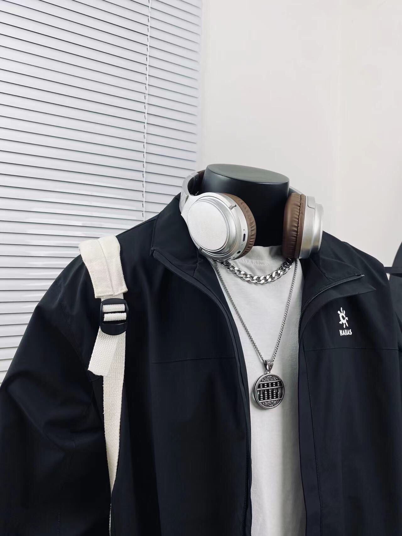 💰130
KAILAS凯乐石25ss运动户外训练休闲夹克🎈
男女同款👫 爆款上线✅ 简直好看到爆了 版型绝佳超极好看 必入强烈种草款 小红📕流量爆款 明星同款 💥潮流百搭💓 甄选进口高密度三防面料 品质好不起皱 抗油污 登山户外必备装 防风保暖 放心入手面料品质包满意 上身质感版型满分，做工细节满满！面料柔软舒适 耐穿 上身可萌🉑️欲 真正的百搭神器！😏让你走在时尚潮流的前线💥 网红潮流必入款！赶快入手啦🛒 
颜色：酷黑 藏蓝 哑灰
尺码：M L XL XXL 
         衣长    胸围      袖长 
M       78       120       64 
L        80       122       66 
XL      52       124       68 
XXL   84       126       69
（os版型 落肩袖设计 手工测量存在1~2厘米误差 ）