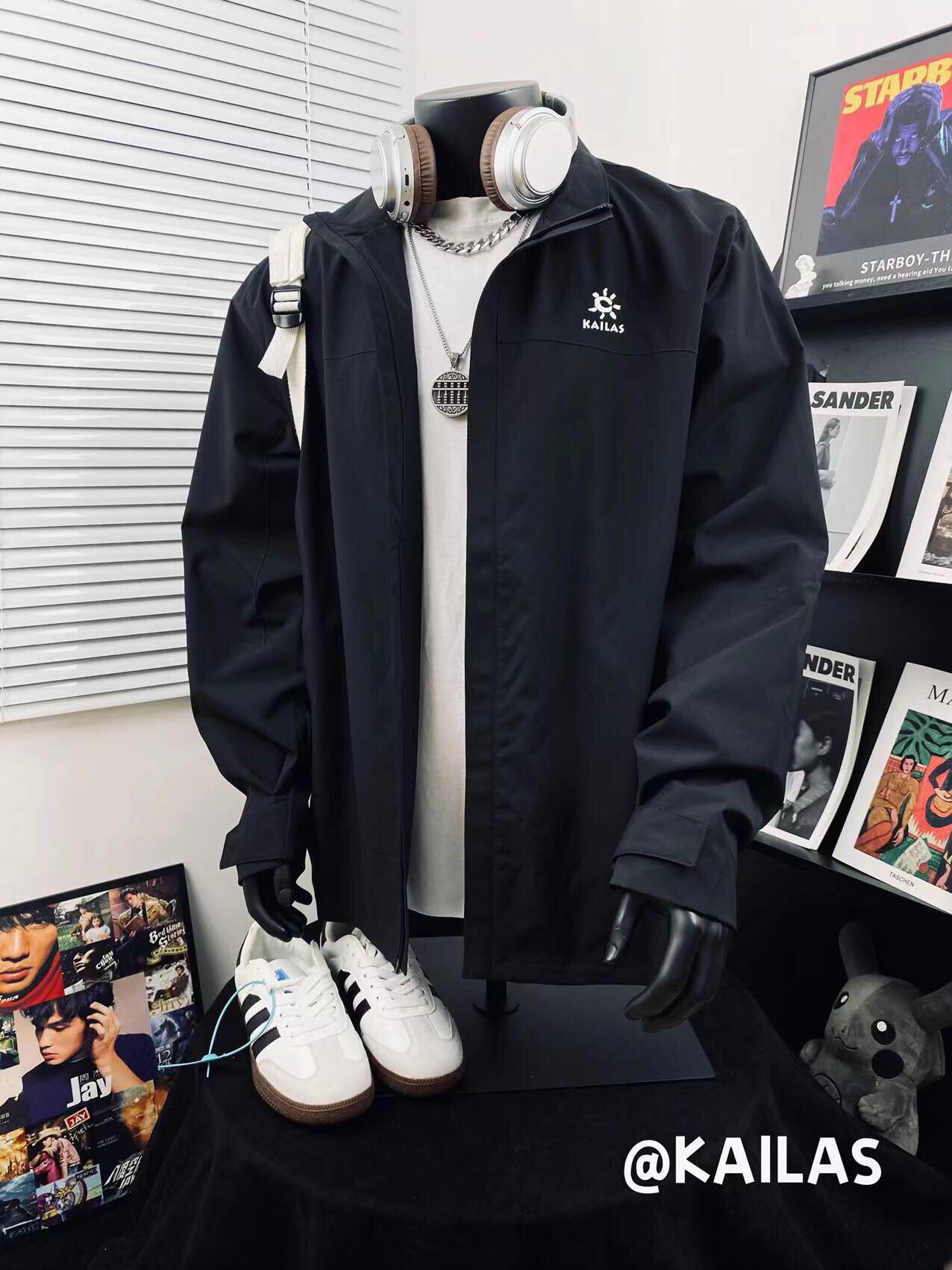 💰130
KAILAS凯乐石25ss运动户外训练休闲夹克🎈
男女同款👫 爆款上线✅ 简直好看到爆了 版型绝佳超极好看 必入强烈种草款 小红📕流量爆款 明星同款 💥潮流百搭💓 甄选进口高密度三防面料 品质好不起皱 抗油污 登山户外必备装 防风保暖 放心入手面料品质包满意 上身质感版型满分，做工细节满满！面料柔软舒适 耐穿 上身可萌🉑️欲 真正的百搭神器！😏让你走在时尚潮流的前线💥 网红潮流必入款！赶快入手啦🛒 
颜色：酷黑 藏蓝 哑灰
尺码：M L XL XXL 
         衣长    胸围      袖长 
M       78       120       64 
L        80       122       66 
XL      52       124       68 
XXL   84       126       69
（os版型 落肩袖设计 手工测量存在1~2厘米误差 ）