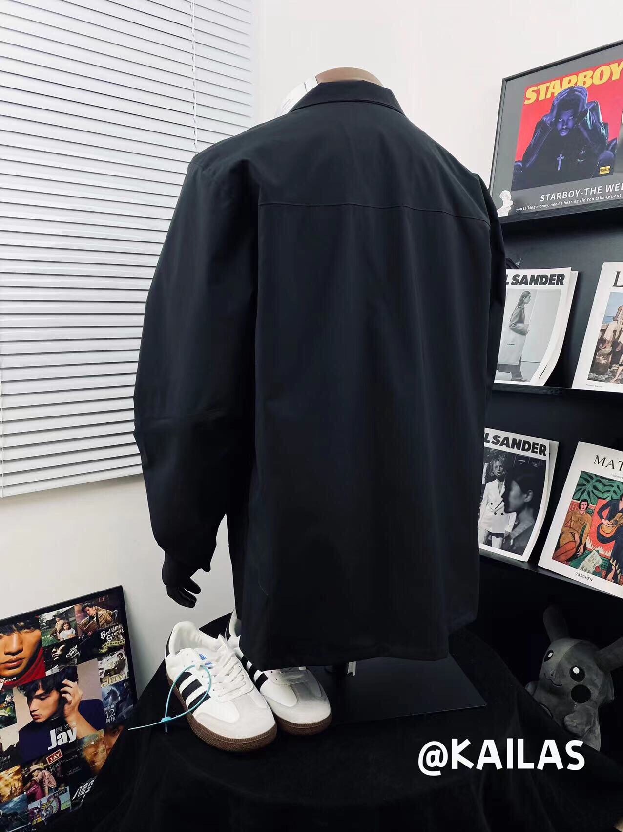 💰130
KAILAS凯乐石25ss运动户外训练休闲夹克🎈
男女同款👫 爆款上线✅ 简直好看到爆了 版型绝佳超极好看 必入强烈种草款 小红📕流量爆款 明星同款 💥潮流百搭💓 甄选进口高密度三防面料 品质好不起皱 抗油污 登山户外必备装 防风保暖 放心入手面料品质包满意 上身质感版型满分，做工细节满满！面料柔软舒适 耐穿 上身可萌🉑️欲 真正的百搭神器！😏让你走在时尚潮流的前线💥 网红潮流必入款！赶快入手啦🛒 
颜色：酷黑 藏蓝 哑灰
尺码：M L XL XXL 
         衣长    胸围      袖长 
M       78       120       64 
L        80       122       66 
XL      52       124       68 
XXL   84       126       69
（os版型 落肩袖设计 手工测量存在1~2厘米误差 ）