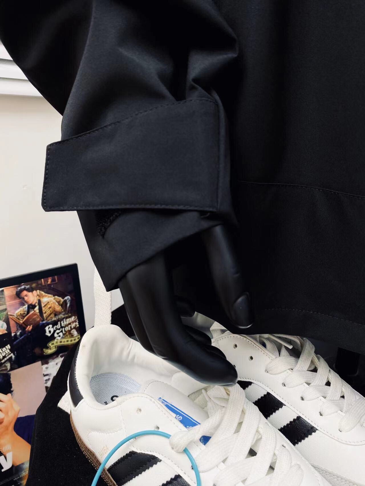 💰130
KAILAS凯乐石25ss运动户外训练休闲夹克🎈
男女同款👫 爆款上线✅ 简直好看到爆了 版型绝佳超极好看 必入强烈种草款 小红📕流量爆款 明星同款 💥潮流百搭💓 甄选进口高密度三防面料 品质好不起皱 抗油污 登山户外必备装 防风保暖 放心入手面料品质包满意 上身质感版型满分，做工细节满满！面料柔软舒适 耐穿 上身可萌🉑️欲 真正的百搭神器！😏让你走在时尚潮流的前线💥 网红潮流必入款！赶快入手啦🛒 
颜色：酷黑 藏蓝 哑灰
尺码：M L XL XXL 
         衣长    胸围      袖长 
M       78       120       64 
L        80       122       66 
XL      52       124       68 
XXL   84       126       69
（os版型 落肩袖设计 手工测量存在1~2厘米误差 ）