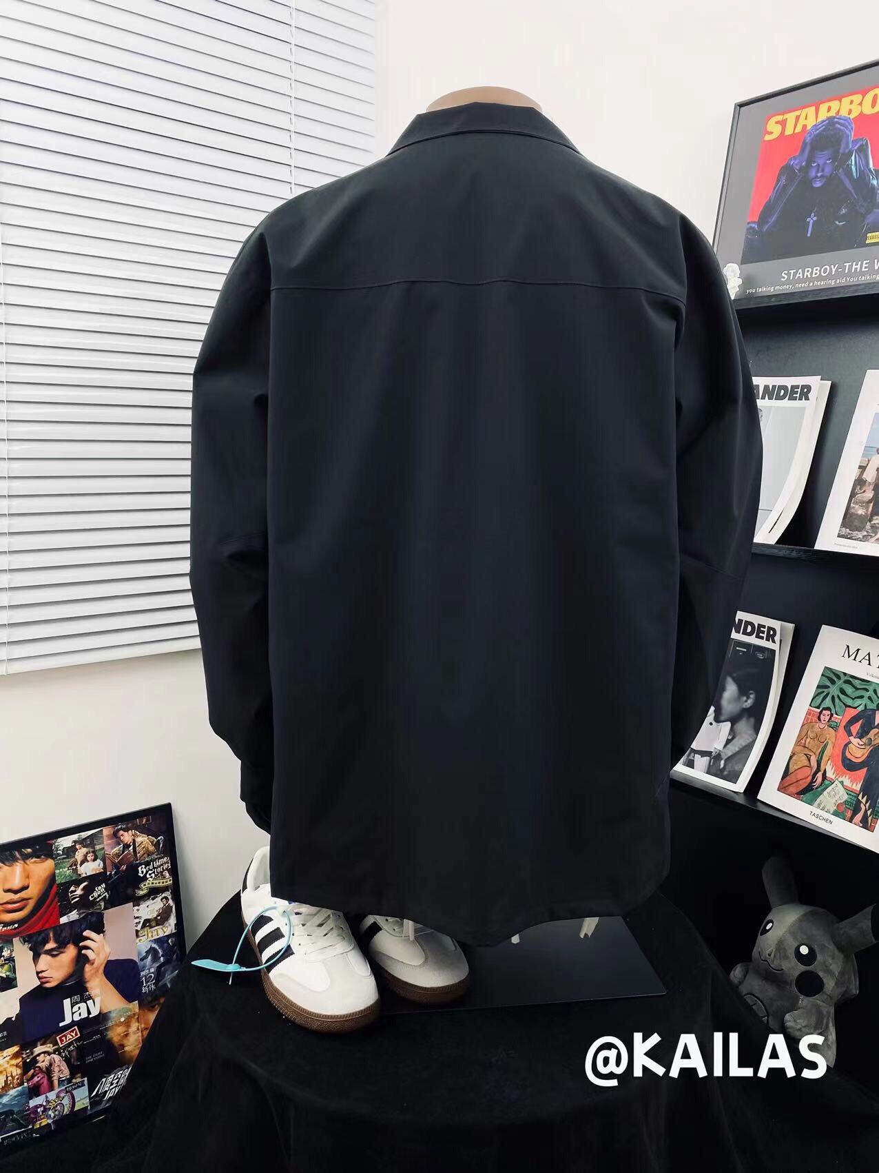 💰130
KAILAS凯乐石25ss运动户外训练休闲夹克🎈
男女同款👫 爆款上线✅ 简直好看到爆了 版型绝佳超极好看 必入强烈种草款 小红📕流量爆款 明星同款 💥潮流百搭💓 甄选进口高密度三防面料 品质好不起皱 抗油污 登山户外必备装 防风保暖 放心入手面料品质包满意 上身质感版型满分，做工细节满满！面料柔软舒适 耐穿 上身可萌🉑️欲 真正的百搭神器！😏让你走在时尚潮流的前线💥 网红潮流必入款！赶快入手啦🛒 
颜色：酷黑 藏蓝 哑灰
尺码：M L XL XXL 
         衣长    胸围      袖长 
M       78       120       64 
L        80       122       66 
XL      52       124       68 
XXL   84       126       69
（os版型 落肩袖设计 手工测量存在1~2厘米误差 ）