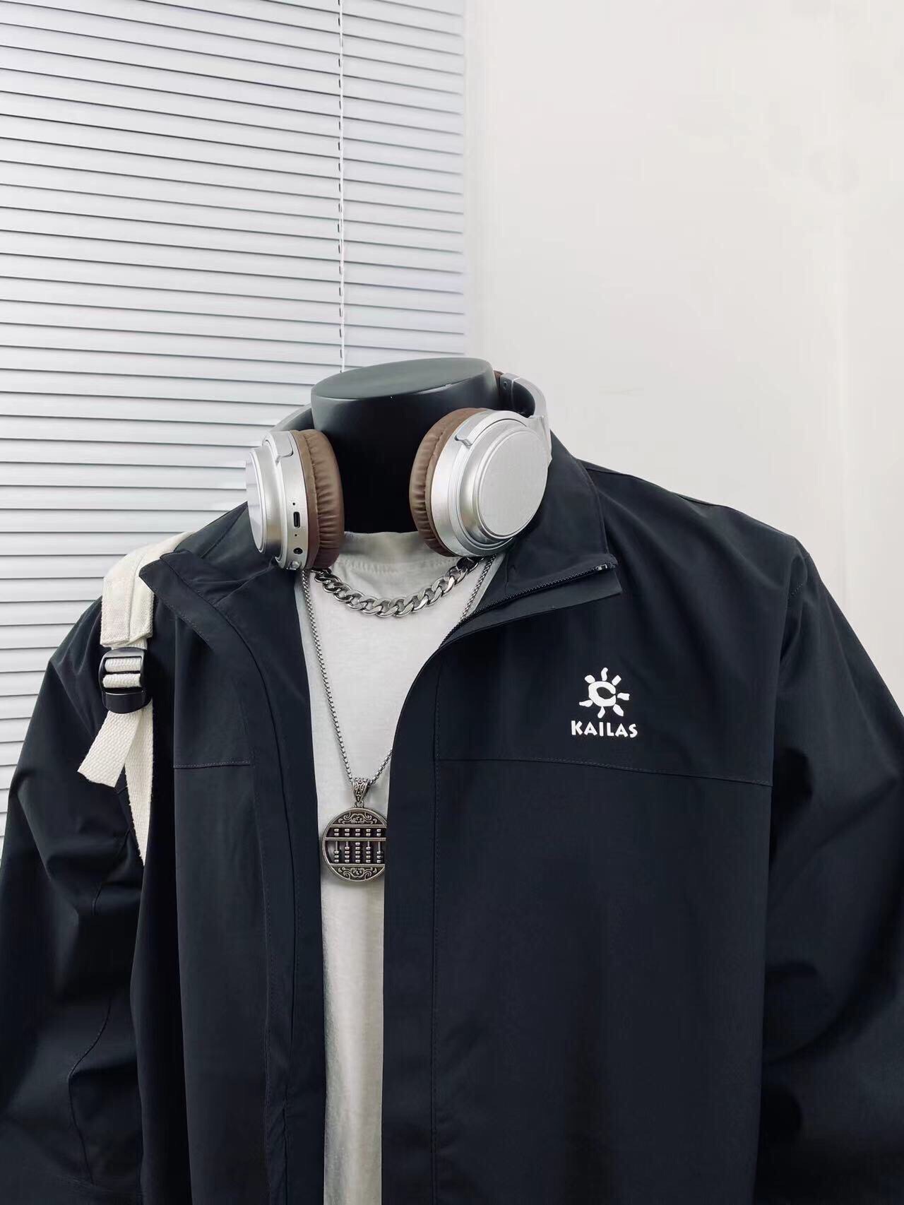 💰130
KAILAS凯乐石25ss运动户外训练休闲夹克🎈
男女同款👫 爆款上线✅ 简直好看到爆了 版型绝佳超极好看 必入强烈种草款 小红📕流量爆款 明星同款 💥潮流百搭💓 甄选进口高密度三防面料 品质好不起皱 抗油污 登山户外必备装 防风保暖 放心入手面料品质包满意 上身质感版型满分，做工细节满满！面料柔软舒适 耐穿 上身可萌🉑️欲 真正的百搭神器！😏让你走在时尚潮流的前线💥 网红潮流必入款！赶快入手啦🛒 
颜色：酷黑 藏蓝 哑灰
尺码：M L XL XXL 
         衣长    胸围      袖长 
M       78       120       64 
L        80       122       66 
XL      52       124       68 
XXL   84       126       69
（os版型 落肩袖设计 手工测量存在1~2厘米误差 ）