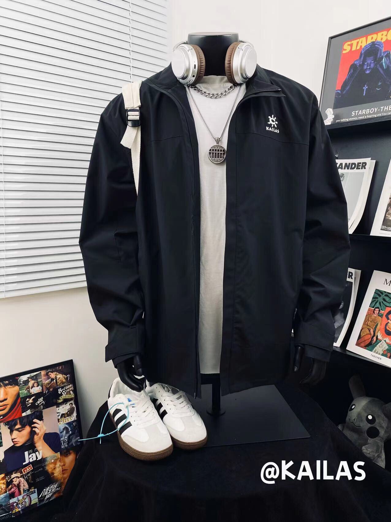 💰130
KAILAS凯乐石25ss运动户外训练休闲夹克🎈
男女同款👫 爆款上线✅ 简直好看到爆了 版型绝佳超极好看 必入强烈种草款 小红📕流量爆款 明星同款 💥潮流百搭💓 甄选进口高密度三防面料 品质好不起皱 抗油污 登山户外必备装 防风保暖 放心入手面料品质包满意 上身质感版型满分，做工细节满满！面料柔软舒适 耐穿 上身可萌🉑️欲 真正的百搭神器！😏让你走在时尚潮流的前线💥 网红潮流必入款！赶快入手啦🛒 
颜色：酷黑 藏蓝 哑灰
尺码：M L XL XXL 
         衣长    胸围      袖长 
M       78       120       64 
L        80       122       66 
XL      52       124       68 
XXL   84       126       69
（os版型 落肩袖设计 手工测量存在1~2厘米误差 ）