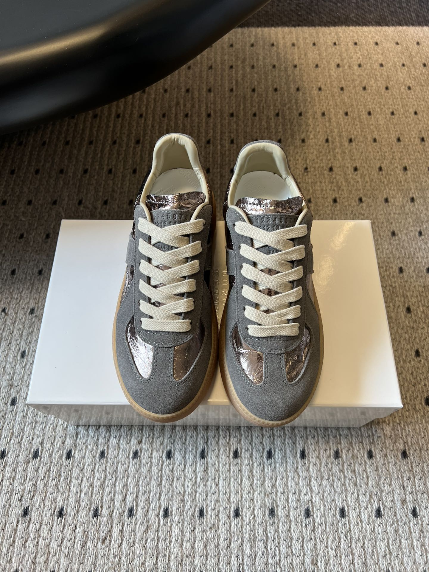 NO:577066,Maison Margiel* 25AW classic thick-soled retro virtue shoes are designed with leather and suede splicing, with delicate texture and rich layers; the retro lace system is matched with old-style shoelaces to add a retro charm; the raw rubber outsole is wear-resistant and highly recognizable. The overall design is simple without losing details, which is a typical embodiment of the brand's 'deconstruction' style.  It has a retro, minimalist and high-end feel and can be adapted to a variety of styles. It is an evergreen item in the fashion circle. Pair it with distressed jeans and a white basic T-shirt, and a khaki work jacket to create a casual retro daily look. Cowhide upper, cowhide lining, original molded outsole, increased by 5.5cm, Size 35-41 (customized sizes 40-41 are not returnable), casual shoes/sports shoes, sneakers, jeans, jackets &  coats,tees,t-shirt,cowhide,chamois leather19860909Maison Margiel* 25AW 经典厚底复古德训鞋  采用皮革与麂皮拼接设计,质感细腻且层次丰富；复古系带系统搭配做旧风格的鞋带,增添复古韵味；生胶大底,耐磨且极具辨识度,整体设计简约又不失细节,是品牌“解构主义”风格的典型体现. 兼具复古、极简与高级感,可适配多种风格,是时尚圈的常青款单品.搭配做旧牛仔裤和白色基础款T恤,外搭卡其色工装夹克,打造随性复古的日常造型. 鞋面牛皮 内里牛皮 大底原版开模大底 增高5.5cm Size35-41码（40-41码定制不退换）,休闲鞋/运动鞋,sneakers,jeans,jackets & coats,tees，t-shirt,cowhide,chamois leather,Women's Shoes