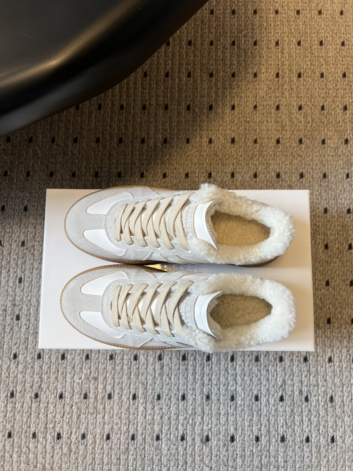 Maison Margiel* 25AW 秋冬新款经典厚底复古德训鞋 采用皮革与麂皮拼接设计，质感细腻且