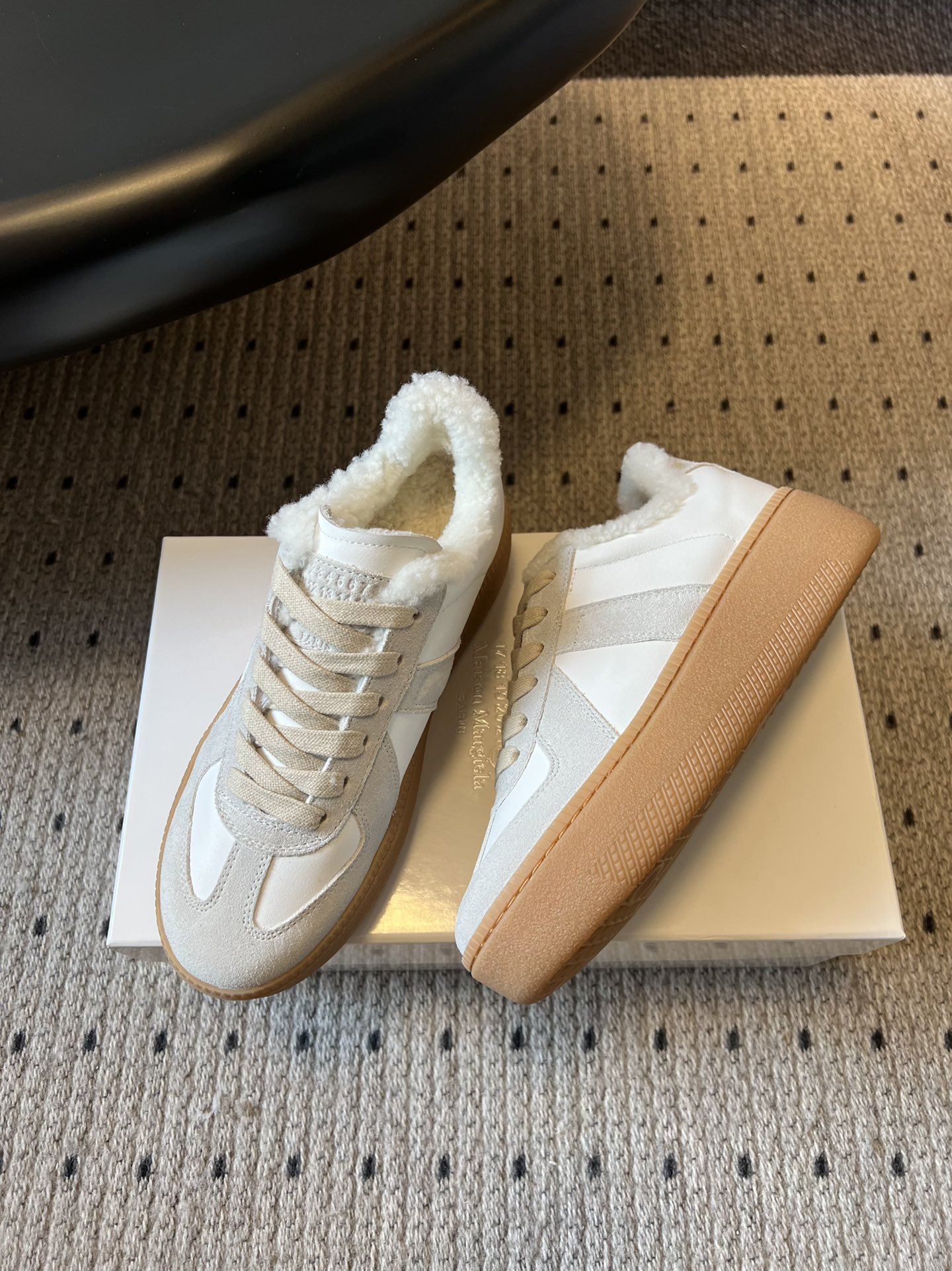 Maison Margiel* 25AW 秋冬新款经典厚底复古德训鞋 采用皮革与麂皮拼接设计，质感细腻且