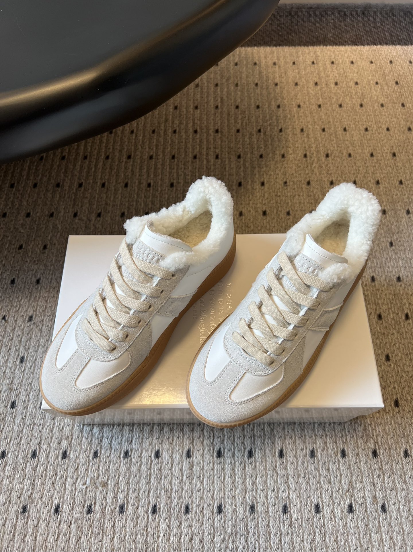 Maison Margiel* 25AW 秋冬新款经典厚底复古德训鞋 采用皮革与麂皮拼接设计，质感细腻且