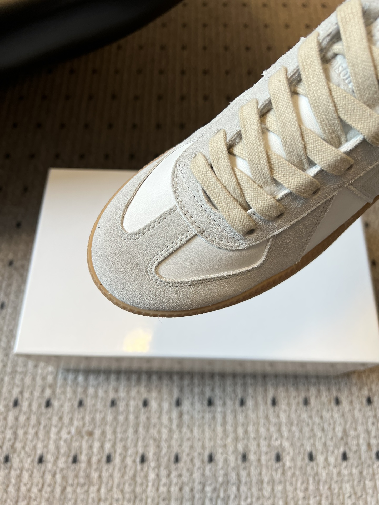 Maison Margiel* 25AW 秋冬新款经典厚底复古德训鞋 采用皮革与麂皮拼接设计，质感细腻且