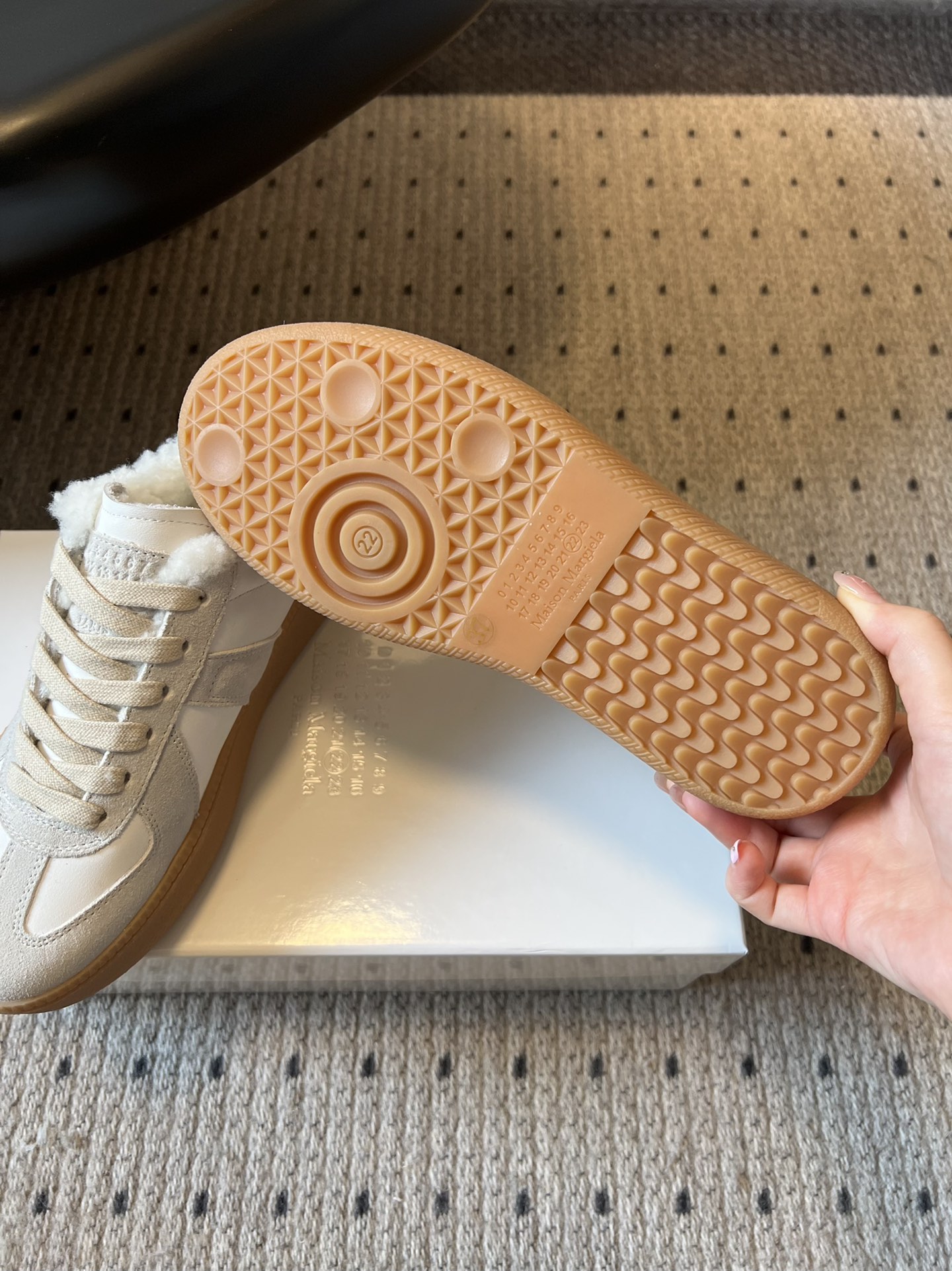 Maison Margiel* 25AW 秋冬新款经典厚底复古德训鞋 采用皮革与麂皮拼接设计，质感细腻且