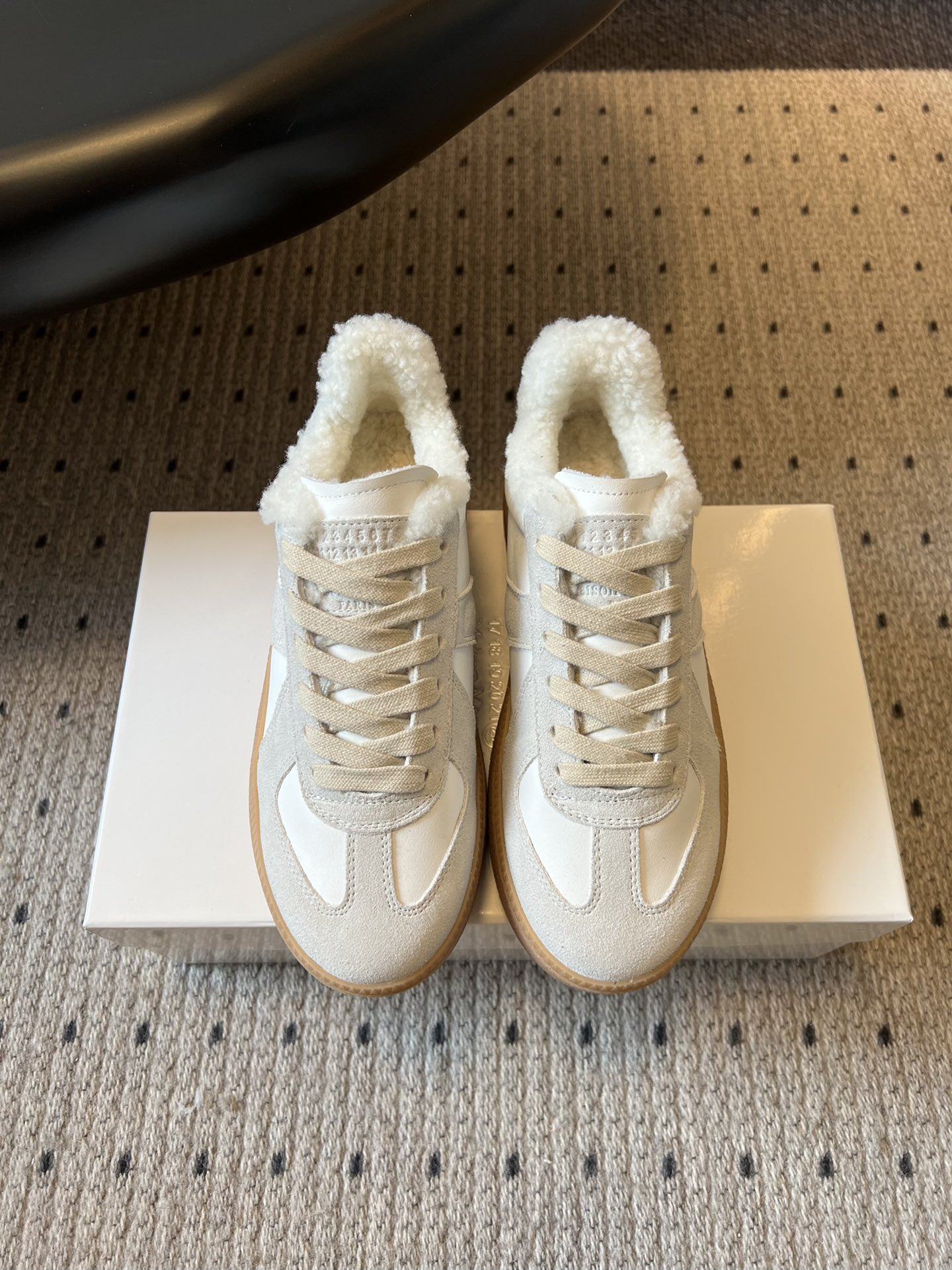 Maison Margiel* 25AW 秋冬新款经典厚底复古德训鞋 采用皮革与麂皮拼接设计，质感细腻且