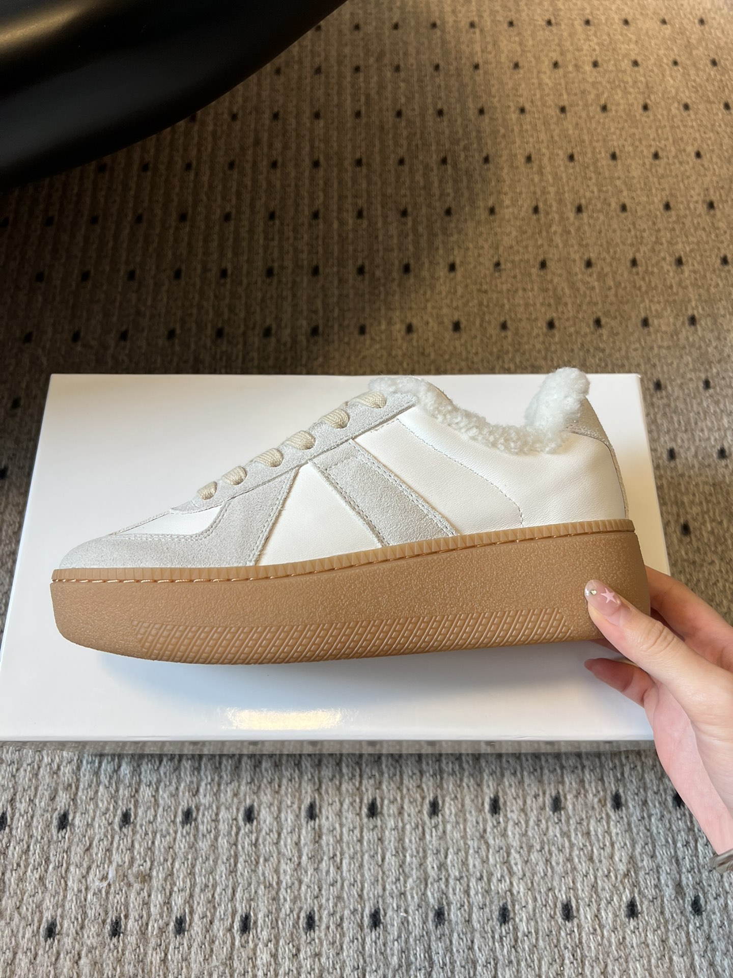 Maison Margiel* 25AW 秋冬新款经典厚底复古德训鞋 采用皮革与麂皮拼接设计，质感细腻且