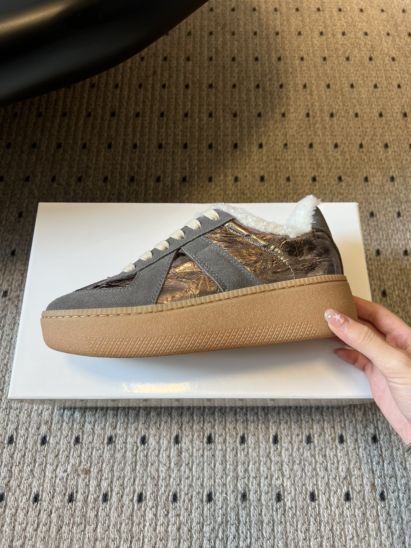 Maison Margiel* 25AW 秋冬新款经典厚底复古德训鞋 采用皮革与麂皮拼接设计，质感细腻且