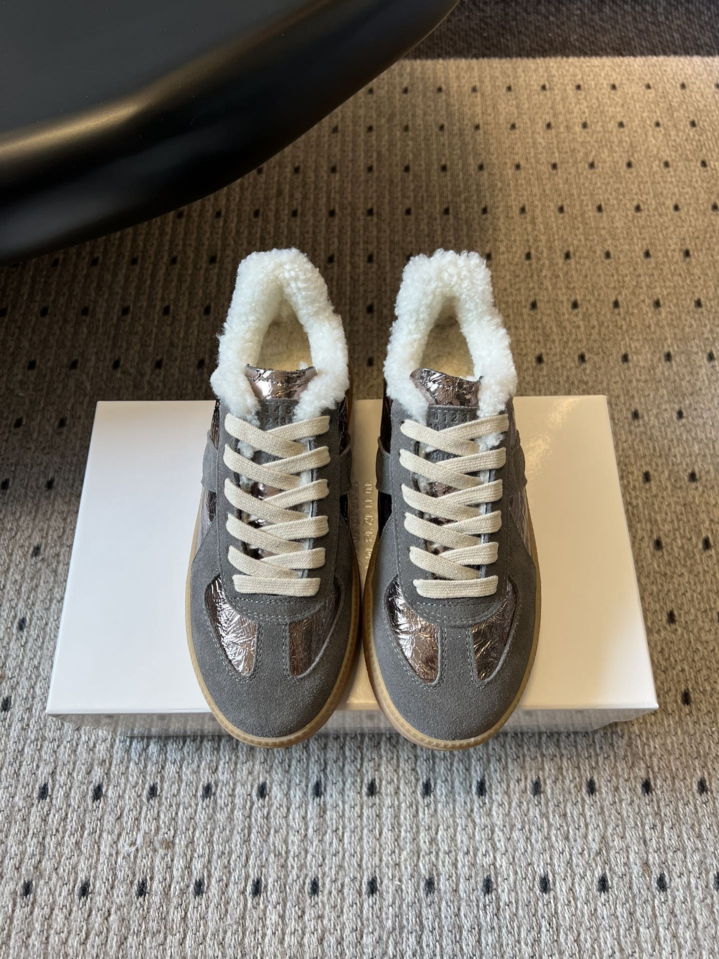 Maison Margiel* 25AW 秋冬新款经典厚底复古德训鞋 采用皮革与麂皮拼接设计，质感细腻且