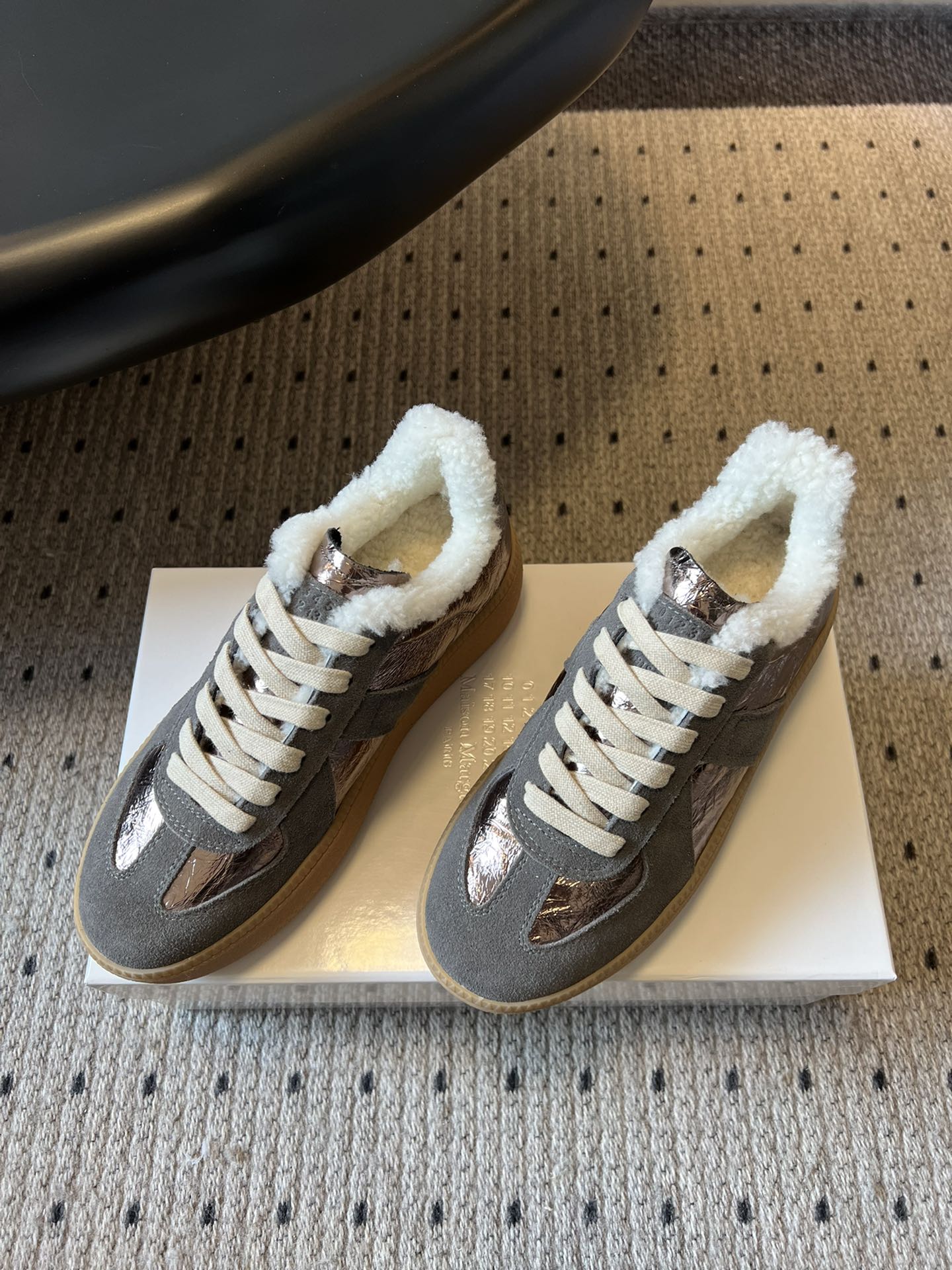 Maison Margiel* 25AW 秋冬新款经典厚底复古德训鞋 采用皮革与麂皮拼接设计，质感细腻且