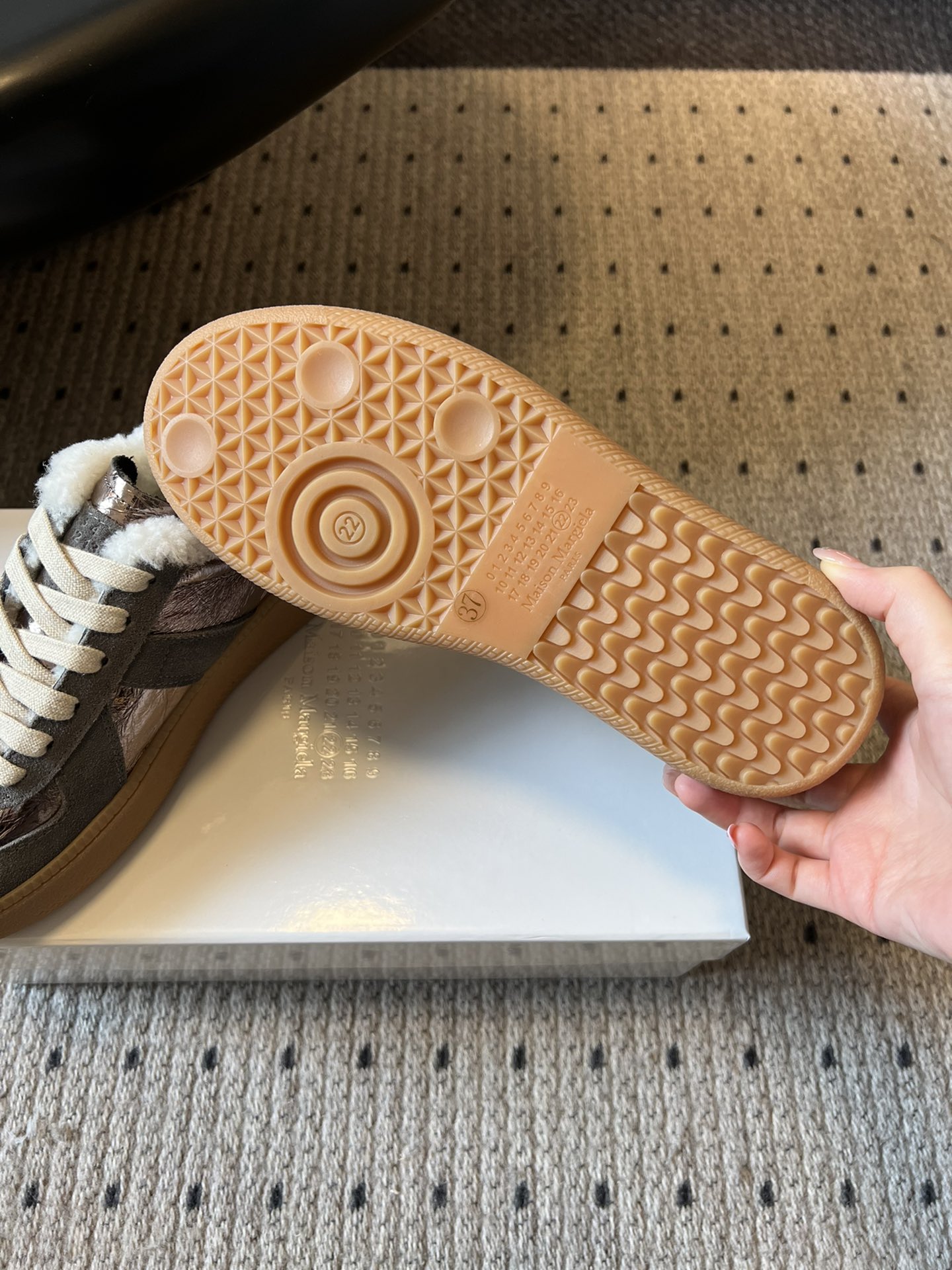 Maison Margiel* 25AW 秋冬新款经典厚底复古德训鞋 采用皮革与麂皮拼接设计，质感细腻且