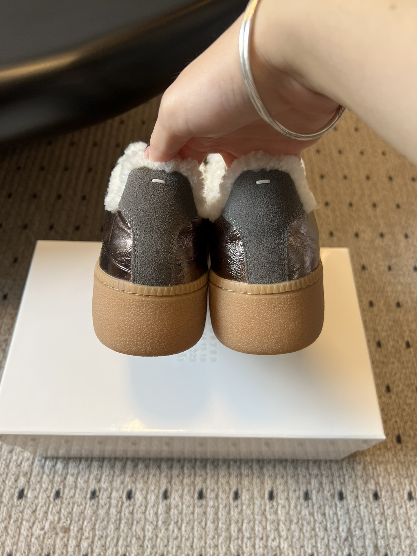 Maison Margiel* 25AW 秋冬新款经典厚底复古德训鞋 采用皮革与麂皮拼接设计，质感细腻且