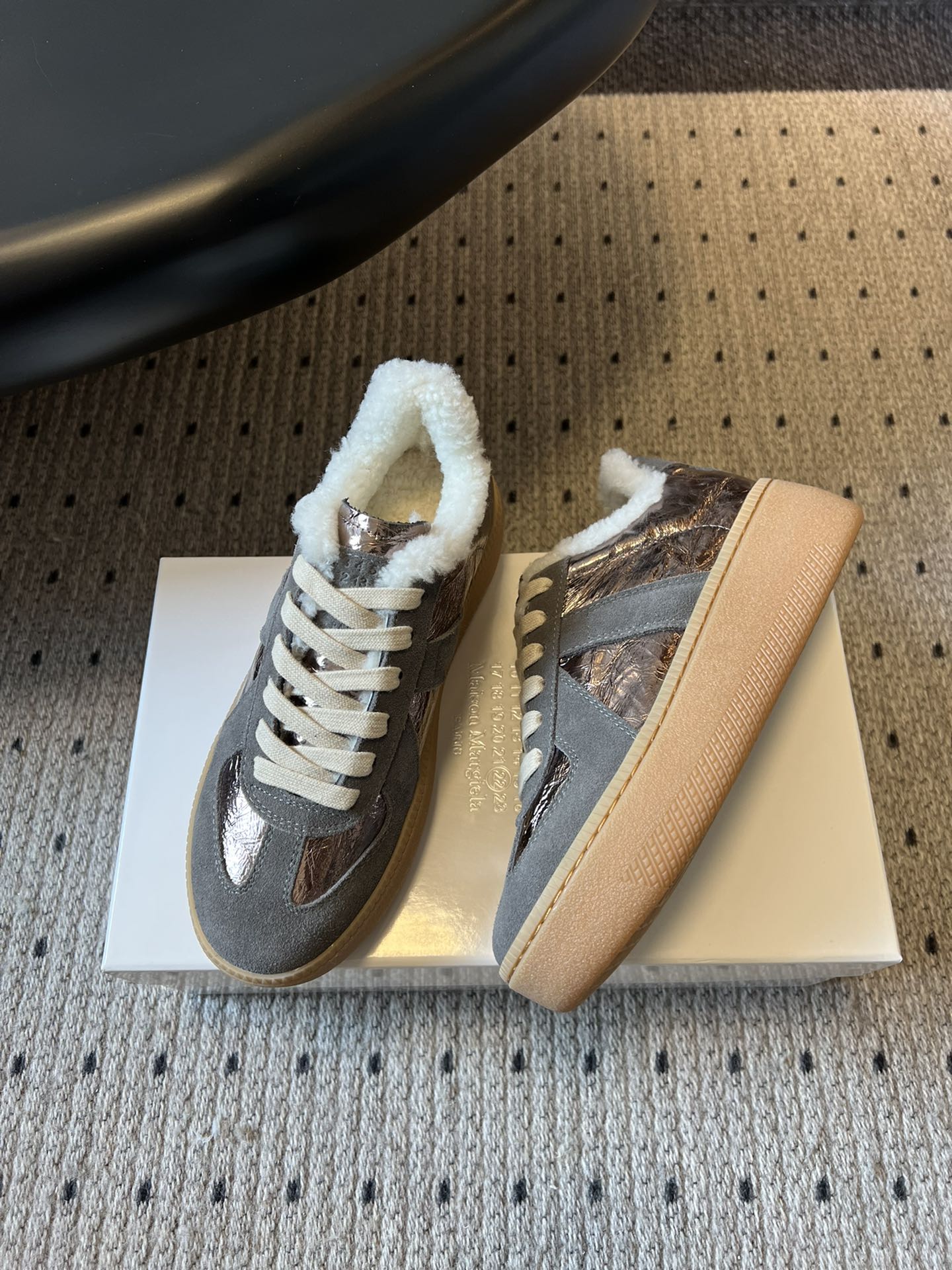 Maison Margiel* 25AW 秋冬新款经典厚底复古德训鞋 采用皮革与麂皮拼接设计，质感细腻且