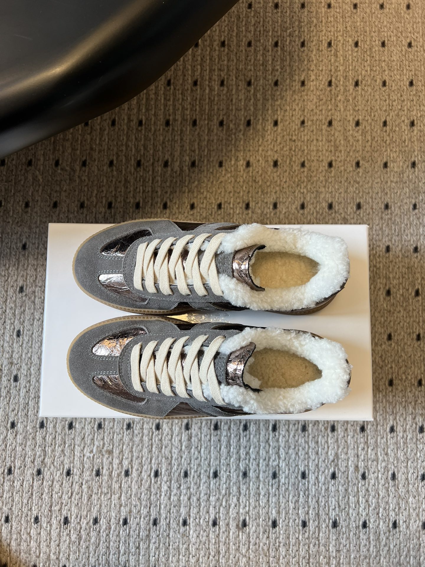 Maison Margiel* 25AW 秋冬新款经典厚底复古德训鞋 采用皮革与麂皮拼接设计，质感细腻且