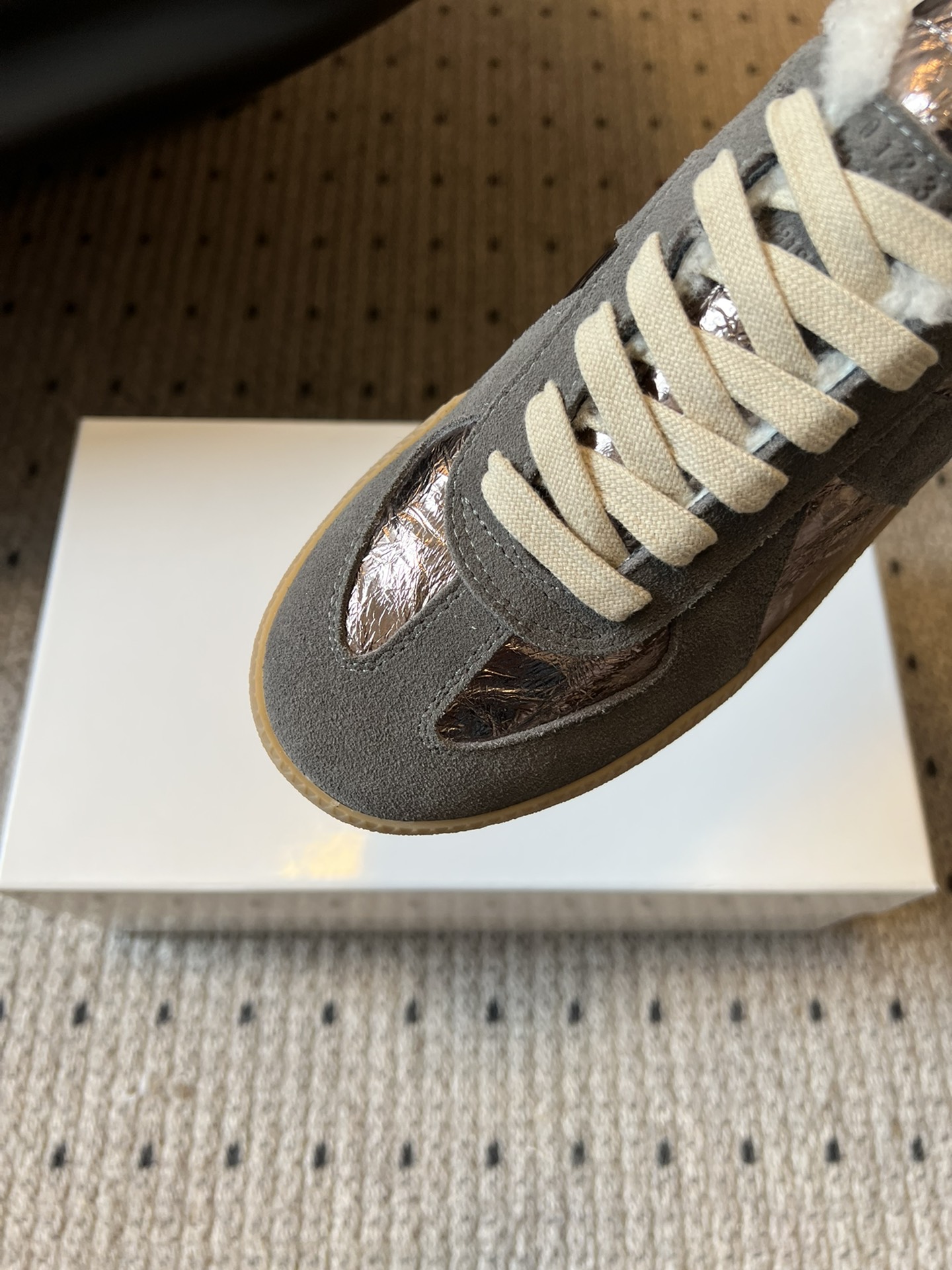 Maison Margiel* 25AW 秋冬新款经典厚底复古德训鞋 采用皮革与麂皮拼接设计，质感细腻且