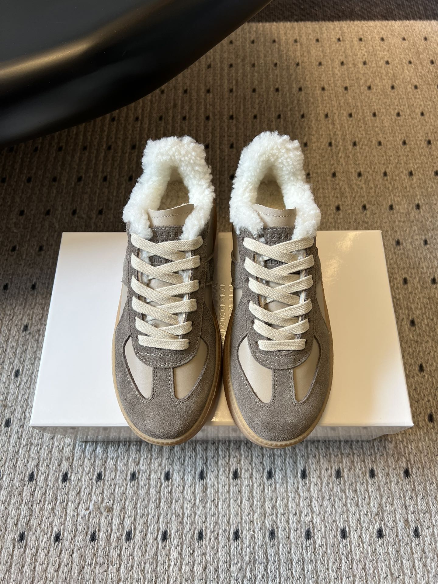 Maison Margiel* 25AW 秋冬新款经典厚底复古德训鞋 采用皮革与麂皮拼接设计，质感细腻且