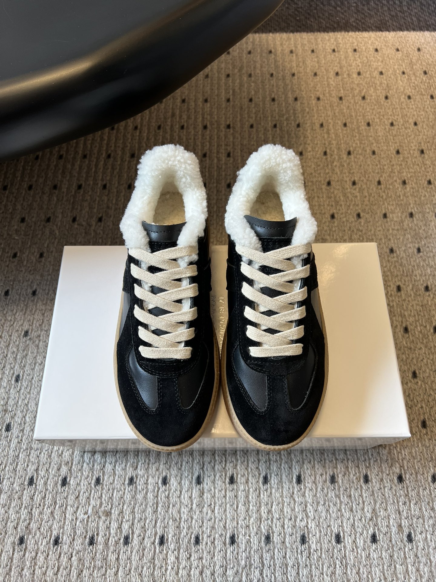 Maison Margiel* 25AW 秋冬新款经典厚底复古德训鞋 采用皮革与麂皮拼接设计，质感细腻且