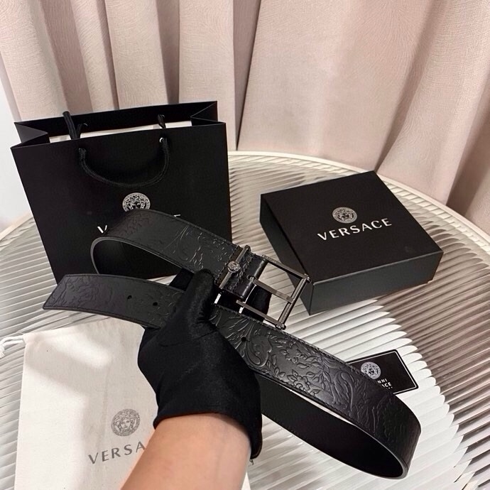 范思哲，新款牛皮革腰带，通体饰有Barocco压花图案。金属质感腰带环，针扣闭合，4.0cm