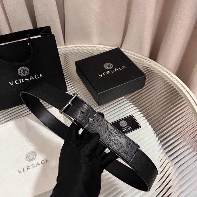 范思哲，新款牛皮革腰带，通体饰有Barocco压花图案。金属质感腰带环，针扣闭合，4.0cm