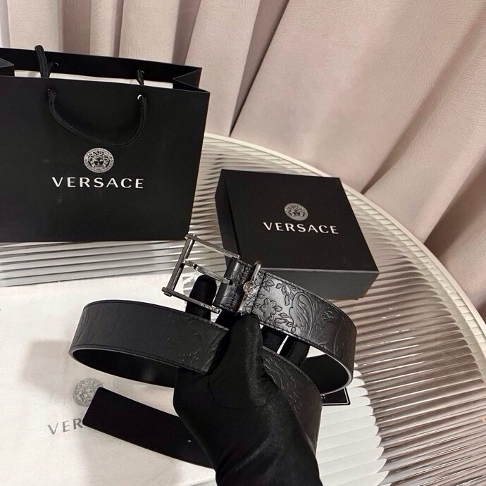 范思哲，新款牛皮革腰带，通体饰有Barocco压花图案。金属质感腰带环，针扣闭合，4.0cm