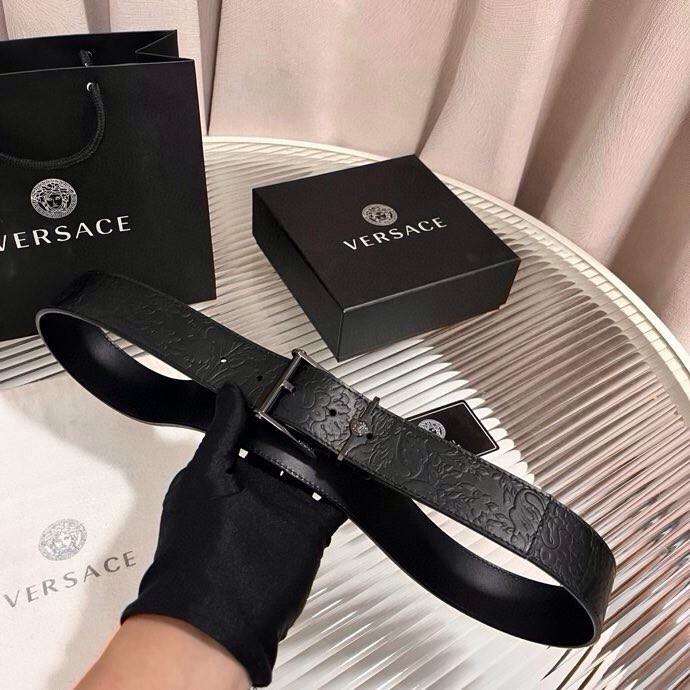 范思哲，新款牛皮革腰带，通体饰有Barocco压花图案。金属质感腰带环，针扣闭合，4.0cm