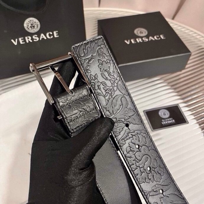 范思哲，新款牛皮革腰带，通体饰有Barocco压花图案。金属质感腰带环，针扣闭合，4.0cm