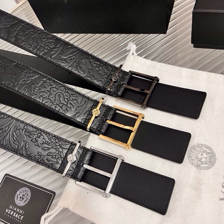 范思哲，新款牛皮革腰带，通体饰有Barocco压花图案。金属质感腰带环，针扣闭合，4.0cm