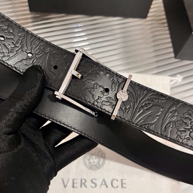范思哲，新款牛皮革腰带，通体饰有Barocco压花图案。金属质感腰带环，针扣闭合，4.0cm
