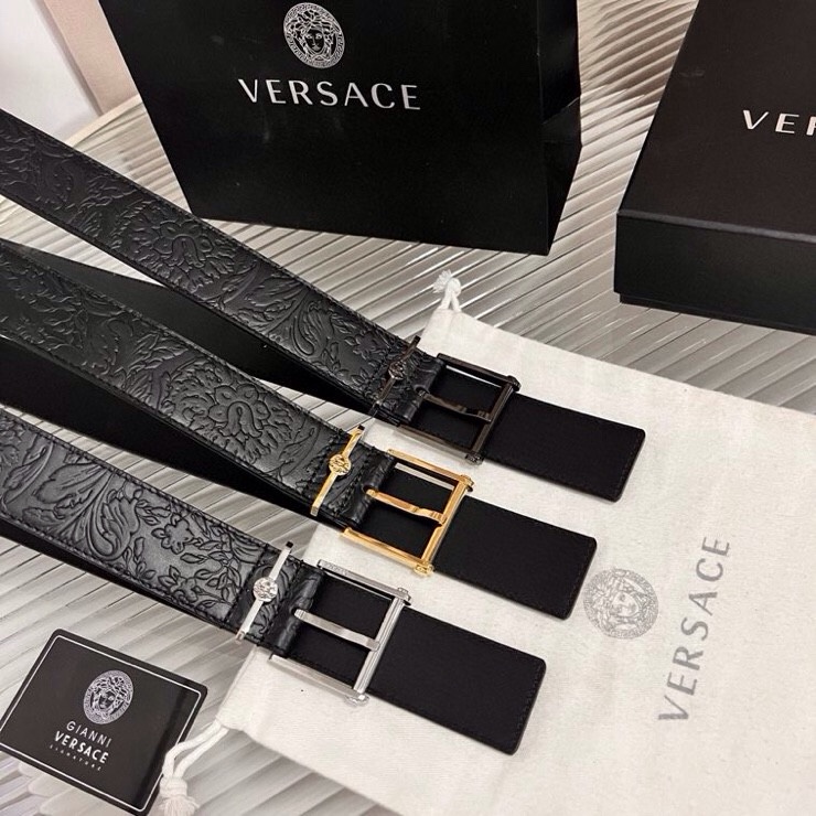 范思哲，新款牛皮革腰带，通体饰有Barocco压花图案。金属质感腰带环，针扣闭合，4.0cm