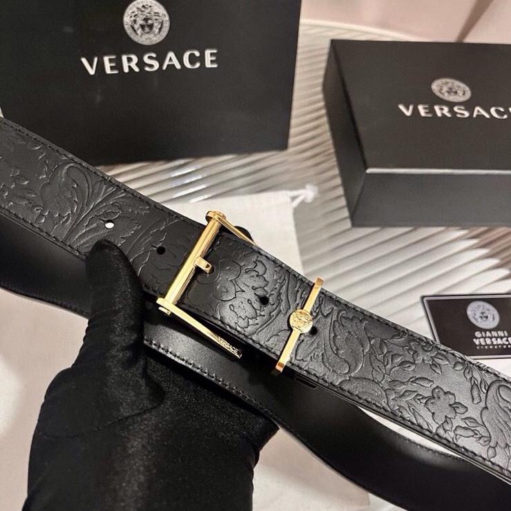 范思哲，新款牛皮革腰带，通体饰有Barocco压花图案。金属质感腰带环，针扣闭合，4.0cm