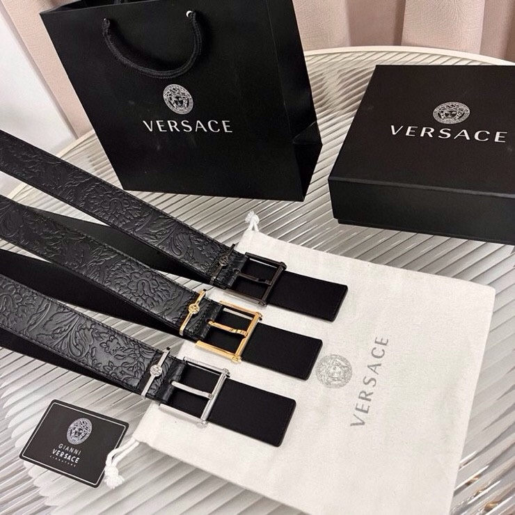 范思哲，新款牛皮革腰带，通体饰有Barocco压花图案。金属质感腰带环，针扣闭合，4.0cm