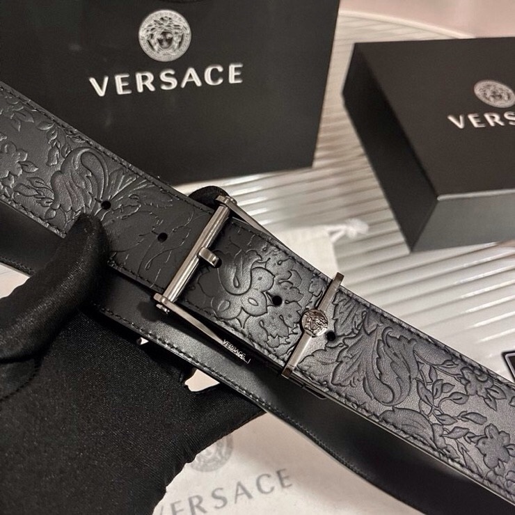 范思哲，新款牛皮革腰带，通体饰有Barocco压花图案。金属质感腰带环，针扣闭合，4.0cm