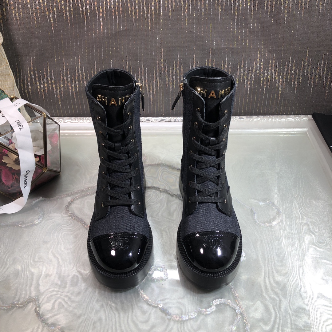 NO:612468,Out ~ top version Chanel* Chanel 2025 autumn and winter new thick-soled motorcycle boots are a must-have for girls, lace-up contrasting Martin boots, 3D three-dimensional embroidered logo on the toe tongue/heel, original customized letter hardware buckle! Original molded outsole!  A pair of thick-soled boots that are super easy to wear!  Upper calfskin/denim material, lining dyed sheepskin, outsole original molded sole/multi-layer combination, sole thickness 4.5cm, forefoot 2.5cm, size 35-41 [40.41 customized], color black, denim blue, boots, chanel, chanel, boots, cowhide, sheepskin19860909出～顶级版本 Chane*香奈儿2025秋冬新品厚底机车靴香女孩必入款,系带撞色马丁靴,鞋头3D立体刺绣logo鞋舌/后跟 原版定制字母五金扣! 原版开模大底！超级好穿的一双厚底靴！ 鞋面小牛皮/牛仔料 内里透染羊皮 大底原版开模底/多层组合 底厚4.5cm 前掌2.5cm 码数35-41〔40.41定制〕 颜色黑色、牛仔蓝,靴子,chanel,chanel,boots,cowhide,sheepskin,Women's Shoes