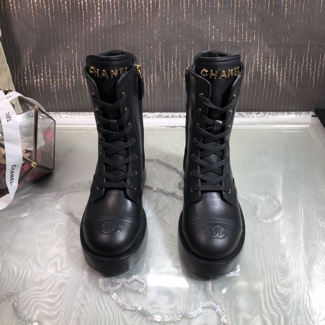 NO:612424,Out ~ top version Chanel* Chanel 2025 autumn and winter new thick-soled motorcycle boots are a must-have for girls, lace-up contrasting Martin boots, 3D three-dimensional embroidered logo on the toe tongue/heel, original customized letter hardware buckle! Original molded outsole!  A pair of thick-soled boots that are super easy to wear!  Upper calfskin/denim, lining dyed sheepskin, outsole original molded sole/multi-layer combination, sole thickness 4.5cm, forefoot 2.5cm, size 35-41 [40.41 customized], color black, denim blue, boots, chanel, chanel, boots, cowhide, sheepskin19860909出～顶级版本 Chane*香奈儿2025秋冬新品厚底机车靴香女孩必入款,系带撞色马丁靴,鞋头3D立体刺绣logo鞋舌/后跟 原版定制字母五金扣! 原版开模大底！超级好穿的一双厚底靴！ 鞋面小牛皮/牛仔 内里透染羊皮 大底原版开模底/多层组合 底厚4.5cm 前掌2.5cm 码数35-41〔40.41定制〕 颜色黑色、牛仔蓝,靴子,chanel,chanel,boots,cowhide,sheepskin,Women's Shoes