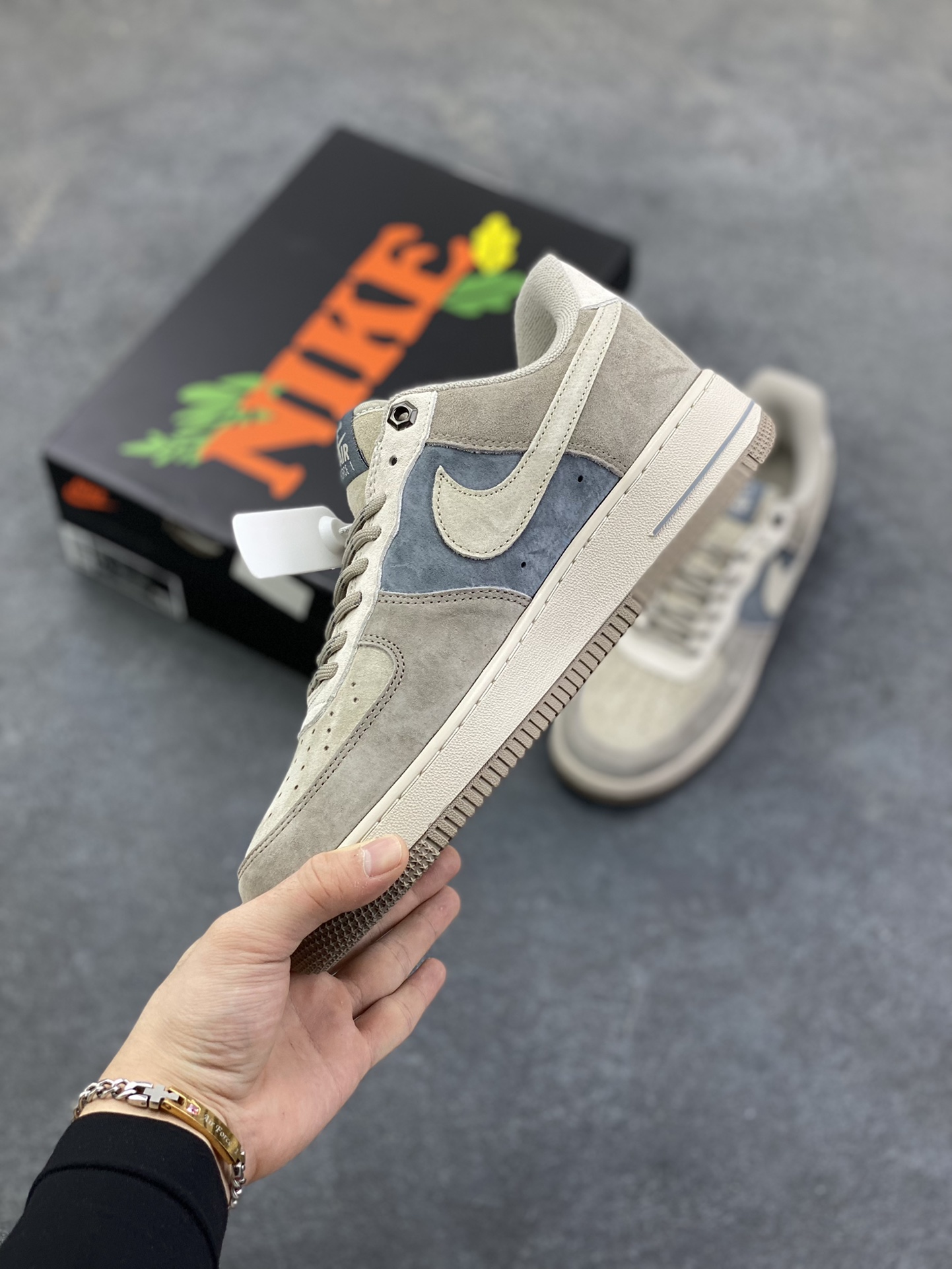 图片[3]-Nike Air Force 1 \’07 Low “头层猪八拼接” 空军一号 高端定制 低帮 运动鞋 休闲鞋 折边针车 工艺难度大 原楦头原纸板 原装鞋盒 定制五金配件 内置全掌气垫 原厂鞋底 货号：DY9867-008 尺码：36 36.5 37.5 38 38.5 39 40 40.5 41 42 42.5 43 44 44.5 45-选品中心