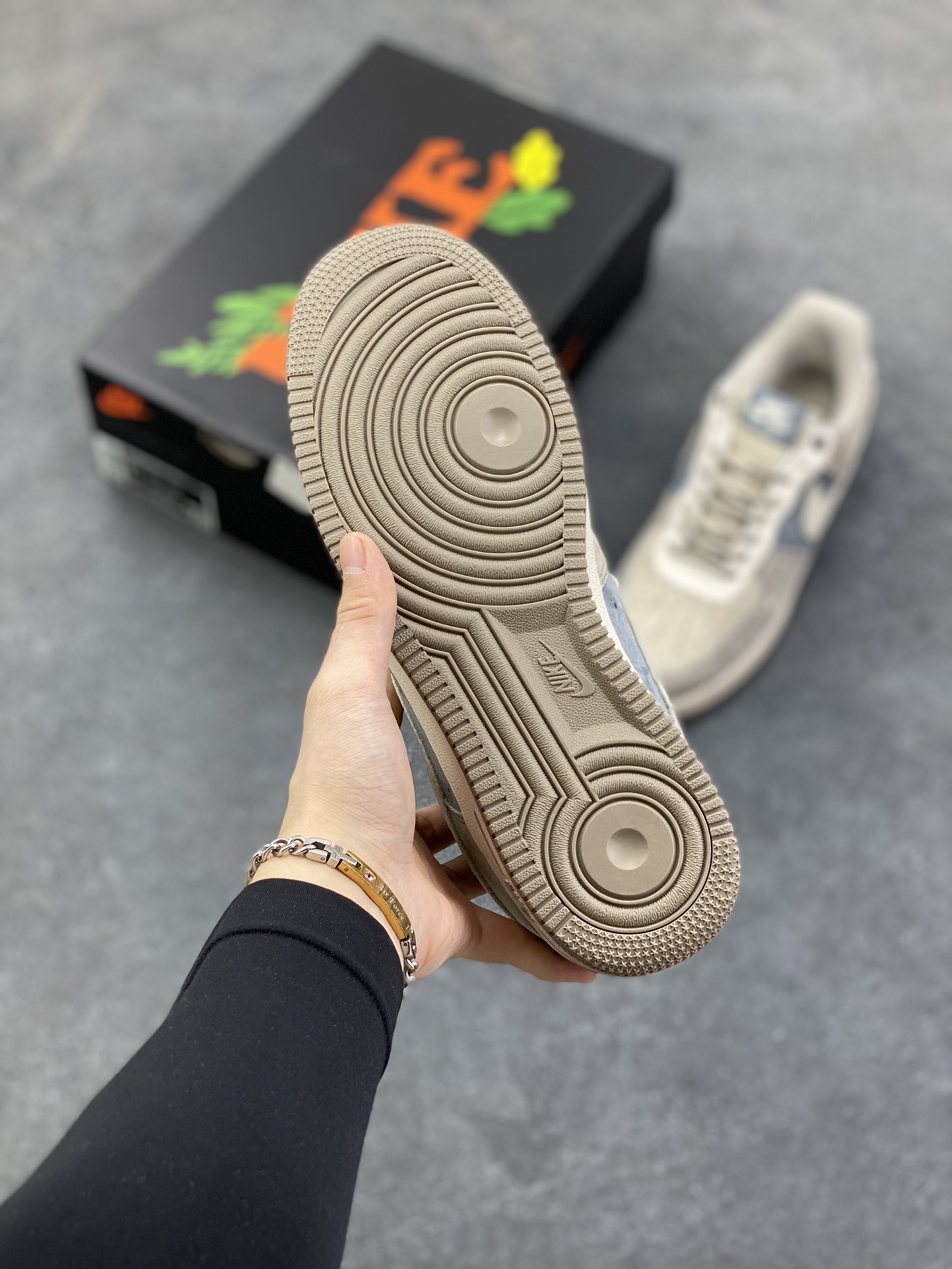 图片[5]-Nike Air Force 1 \’07 Low “头层猪八拼接” 空军一号 高端定制 低帮 运动鞋 休闲鞋 折边针车 工艺难度大 原楦头原纸板 原装鞋盒 定制五金配件 内置全掌气垫 原厂鞋底 货号：DY9867-008 尺码：36 36.5 37.5 38 38.5 39 40 40.5 41 42 42.5 43 44 44.5 45-选品中心