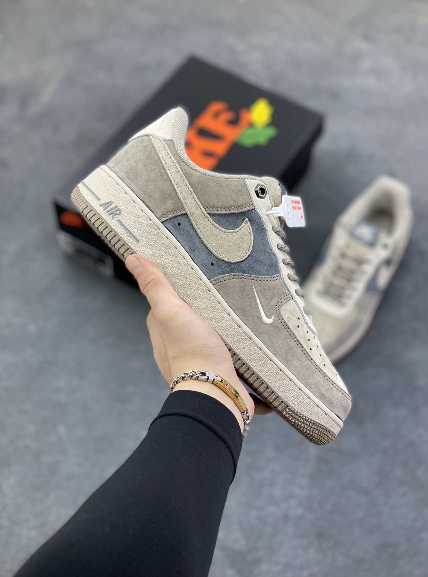 Nike Air Force 1 \’07 Low “头层猪八拼接” 空军一号 高端定制 低帮 运动鞋 休闲鞋 折边针车 工艺难度大 原楦头原纸板 原装鞋盒 定制五金配件 内置全掌气垫 原厂鞋底 货号：DY9867-008 尺码：36 36.5 37.5 38 38.5 39 40 40.5 41 42 42.5 43 44 44.5 45-选品中心