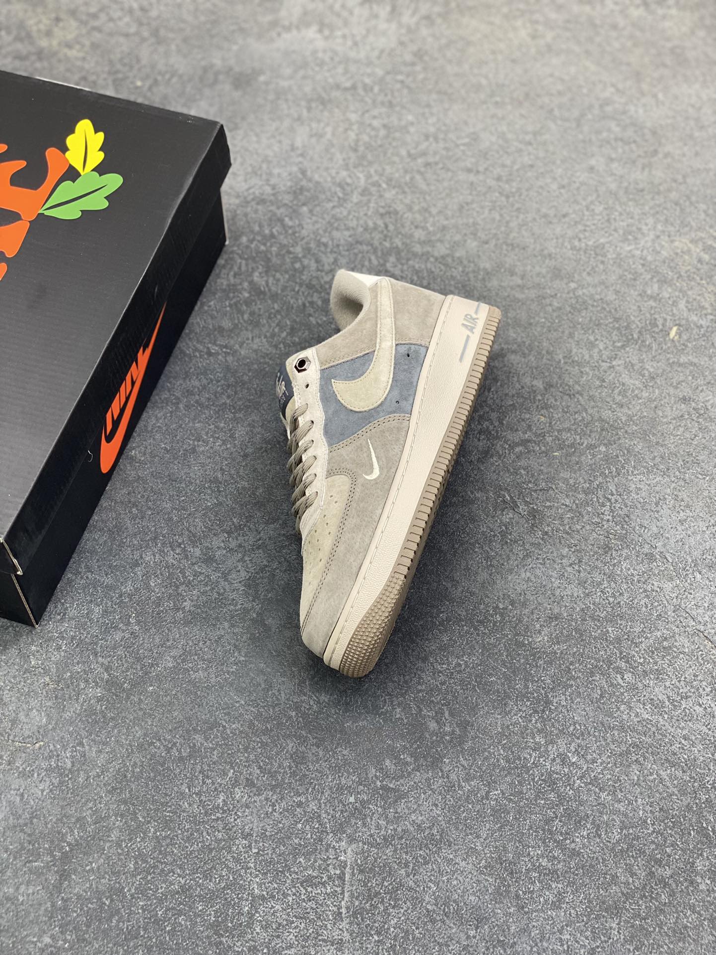 图片[7]-Nike Air Force 1 \’07 Low “头层猪八拼接” 空军一号 高端定制 低帮 运动鞋 休闲鞋 折边针车 工艺难度大 原楦头原纸板 原装鞋盒 定制五金配件 内置全掌气垫 原厂鞋底 货号：DY9867-008 尺码：36 36.5 37.5 38 38.5 39 40 40.5 41 42 42.5 43 44 44.5 45-选品中心