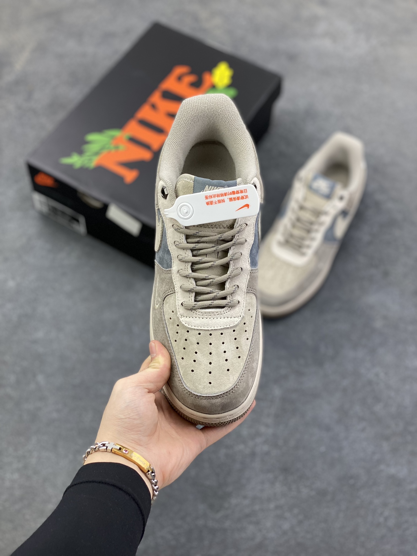 图片[2]-Nike Air Force 1 \’07 Low “头层猪八拼接” 空军一号 高端定制 低帮 运动鞋 休闲鞋 折边针车 工艺难度大 原楦头原纸板 原装鞋盒 定制五金配件 内置全掌气垫 原厂鞋底 货号：DY9867-008 尺码：36 36.5 37.5 38 38.5 39 40 40.5 41 42 42.5 43 44 44.5 45-选品中心